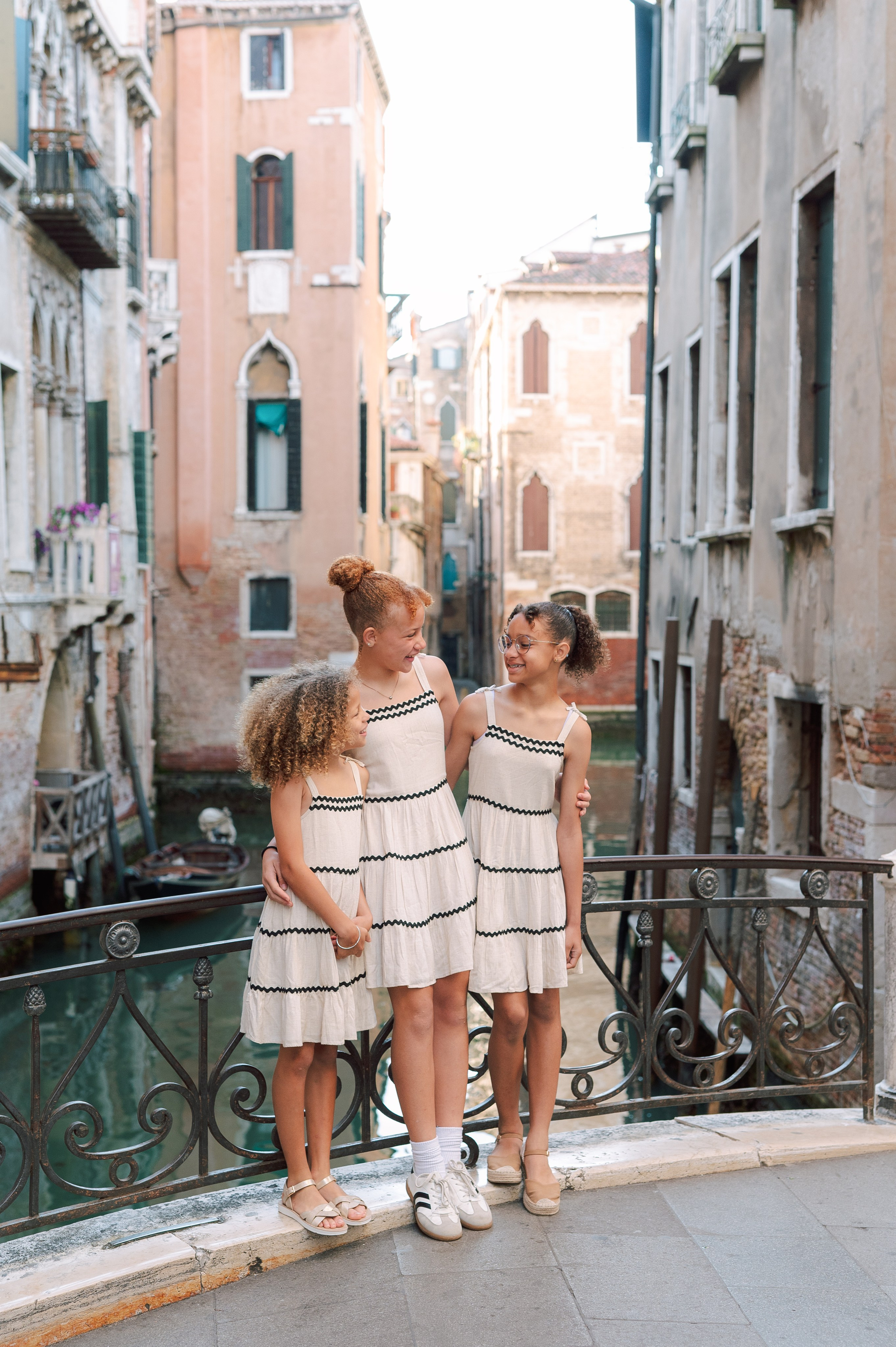 Eliza, Elena, Elliana, Teresa and Brad. Photographer in Venice Anna Terzi