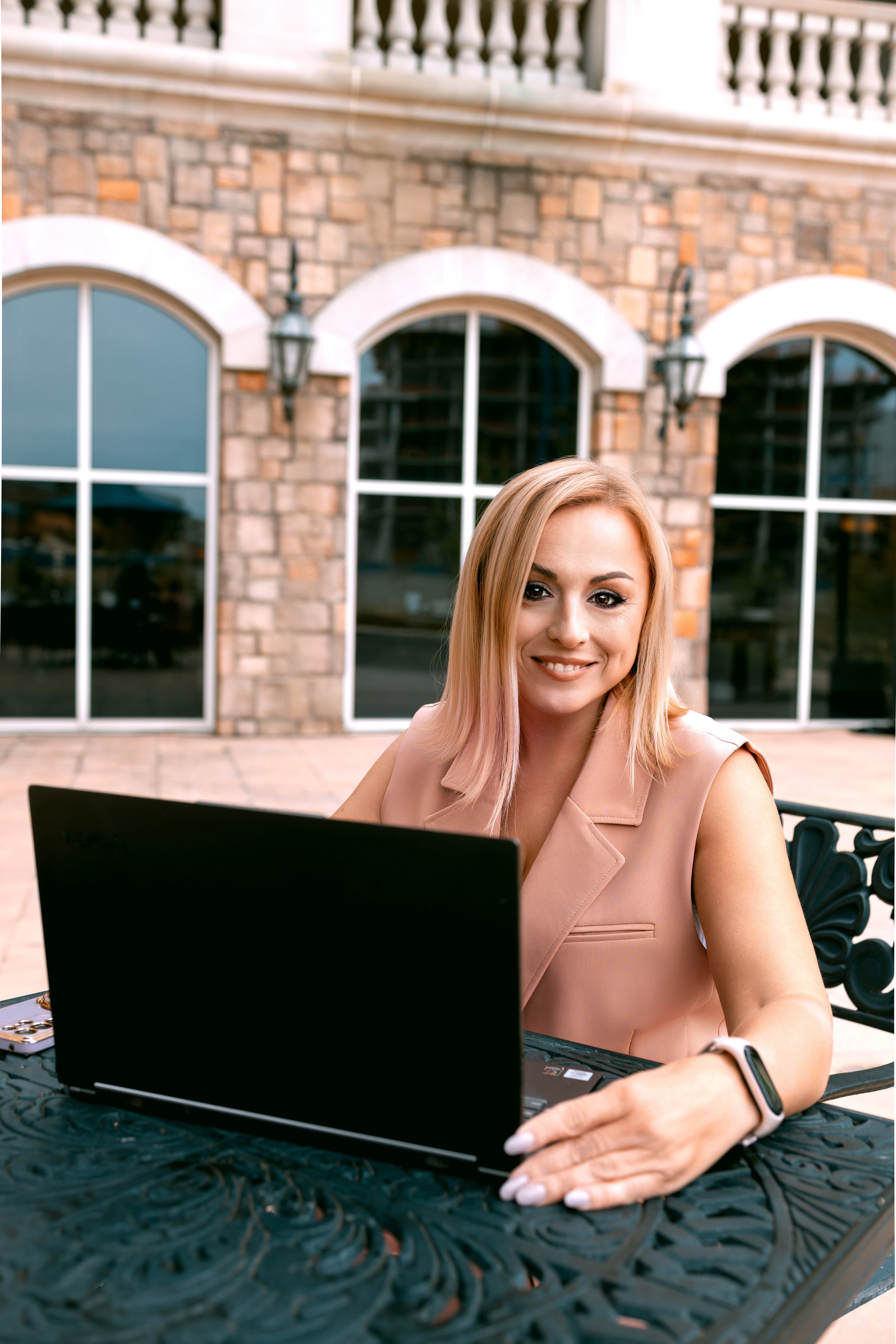 Business headshot. Anaeliseevaphoto.com