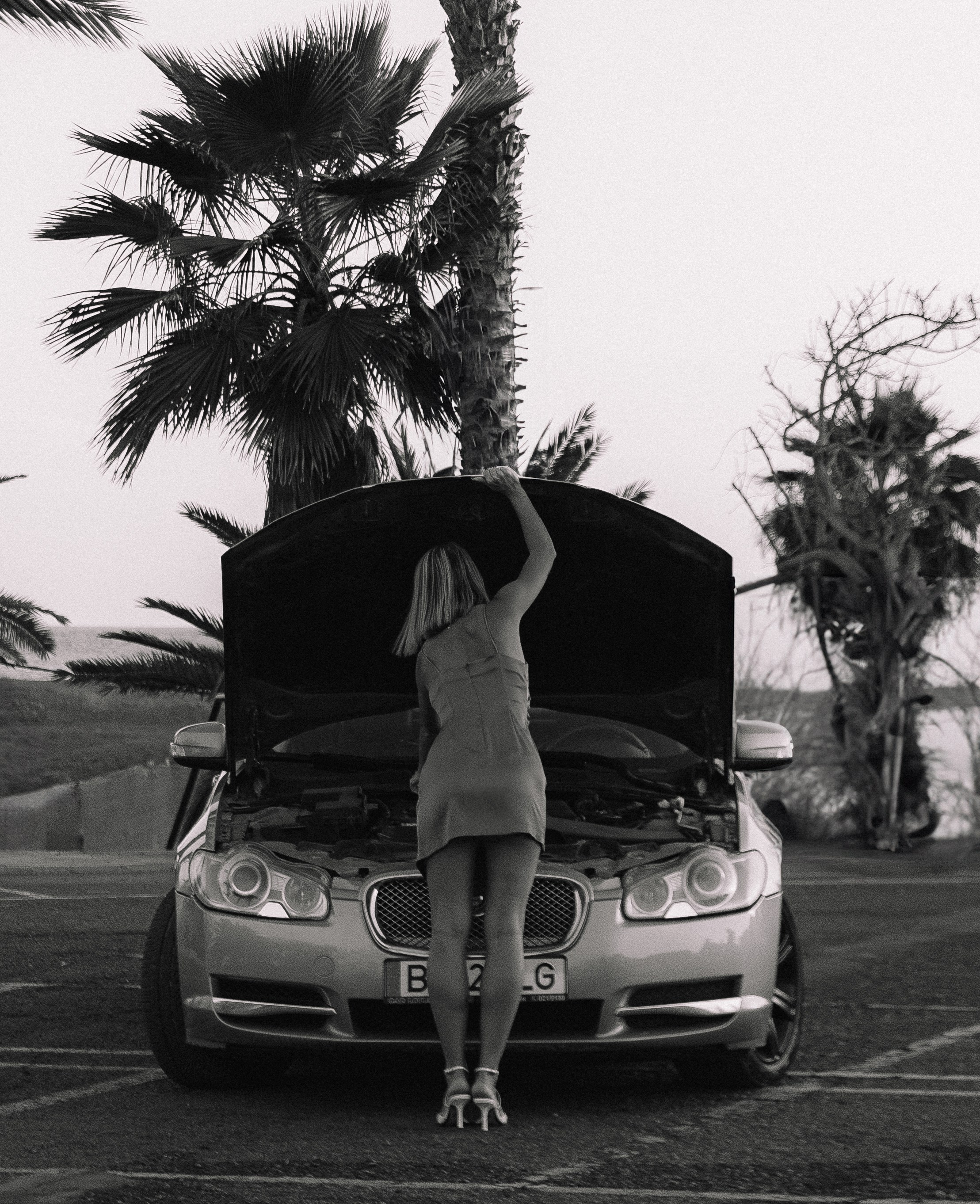 Professional Portrait Photography in Crete – Elegant & Timeless Shots. Photographer Maria Chedroom