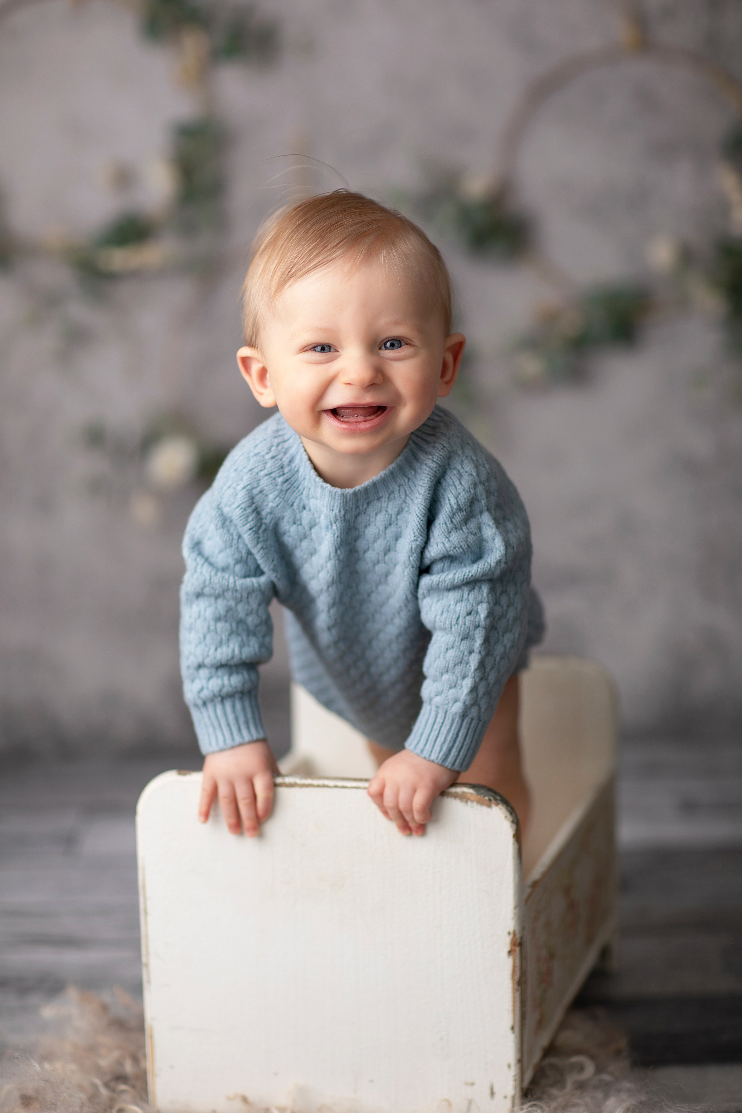 En familjefotografering i vår fotostudio fångar alla de äkta leendena och den speciella gemenskapen mellan mamma, pappa och barn.