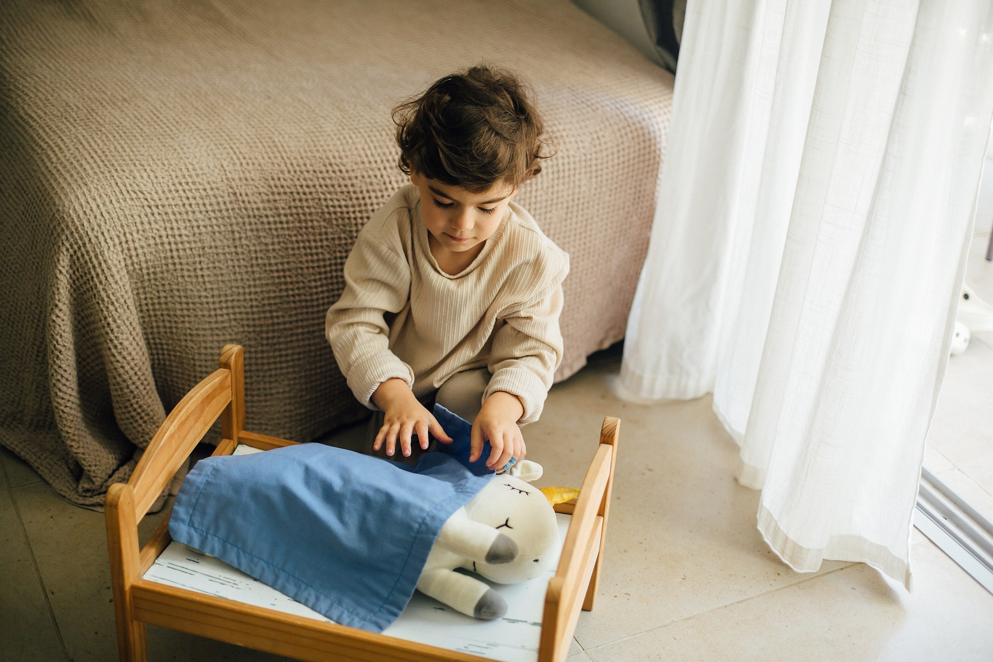 Mom&daughter at home. Family photographer in Israel
