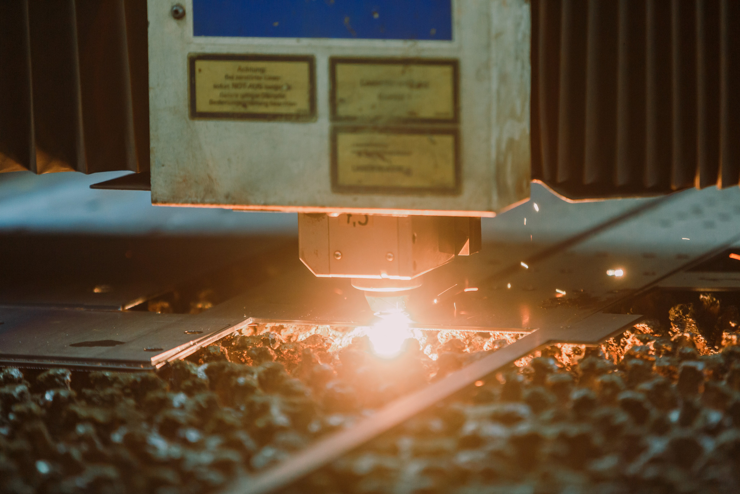 corte por láser en el taller metalúrgico