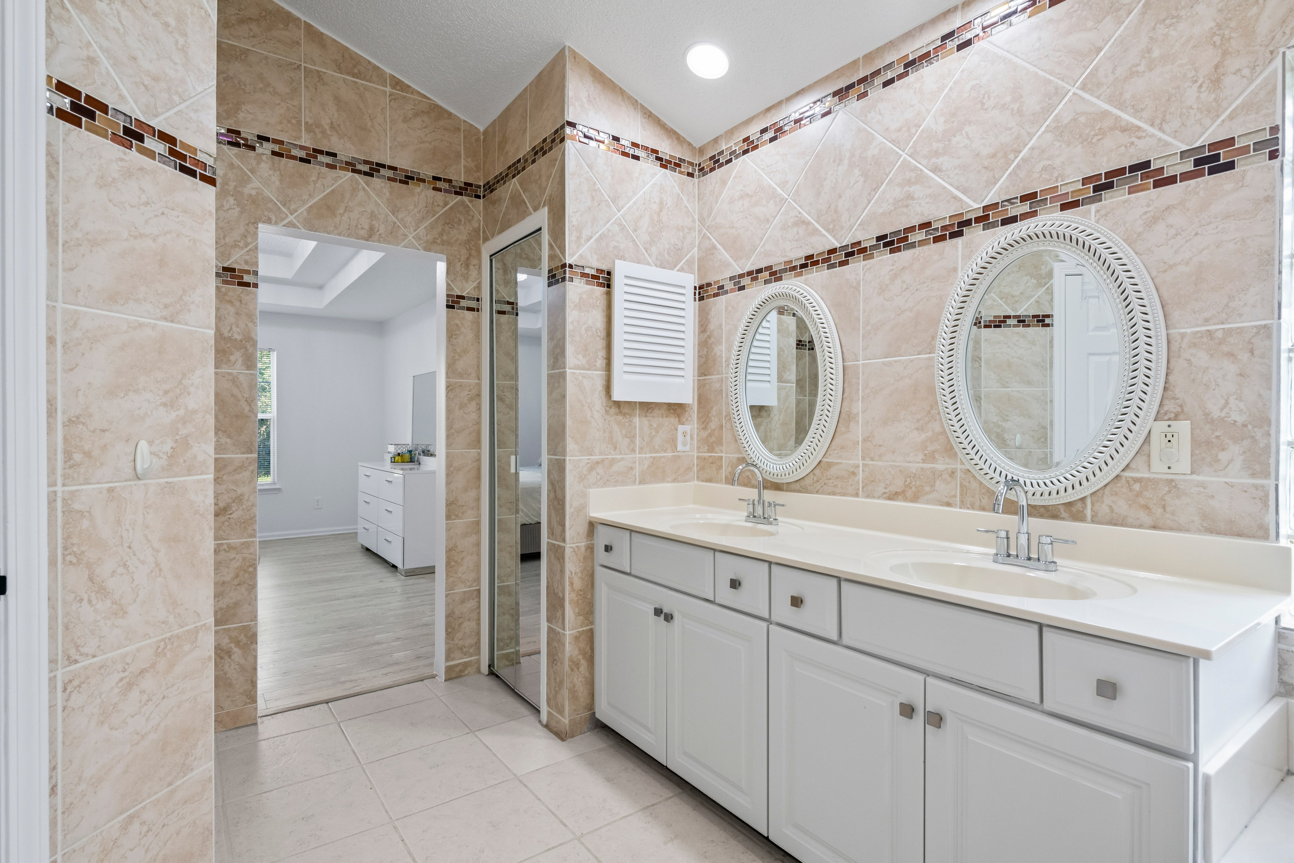 3D Tour & Floor Plan // Jaxrealtyvisual.com