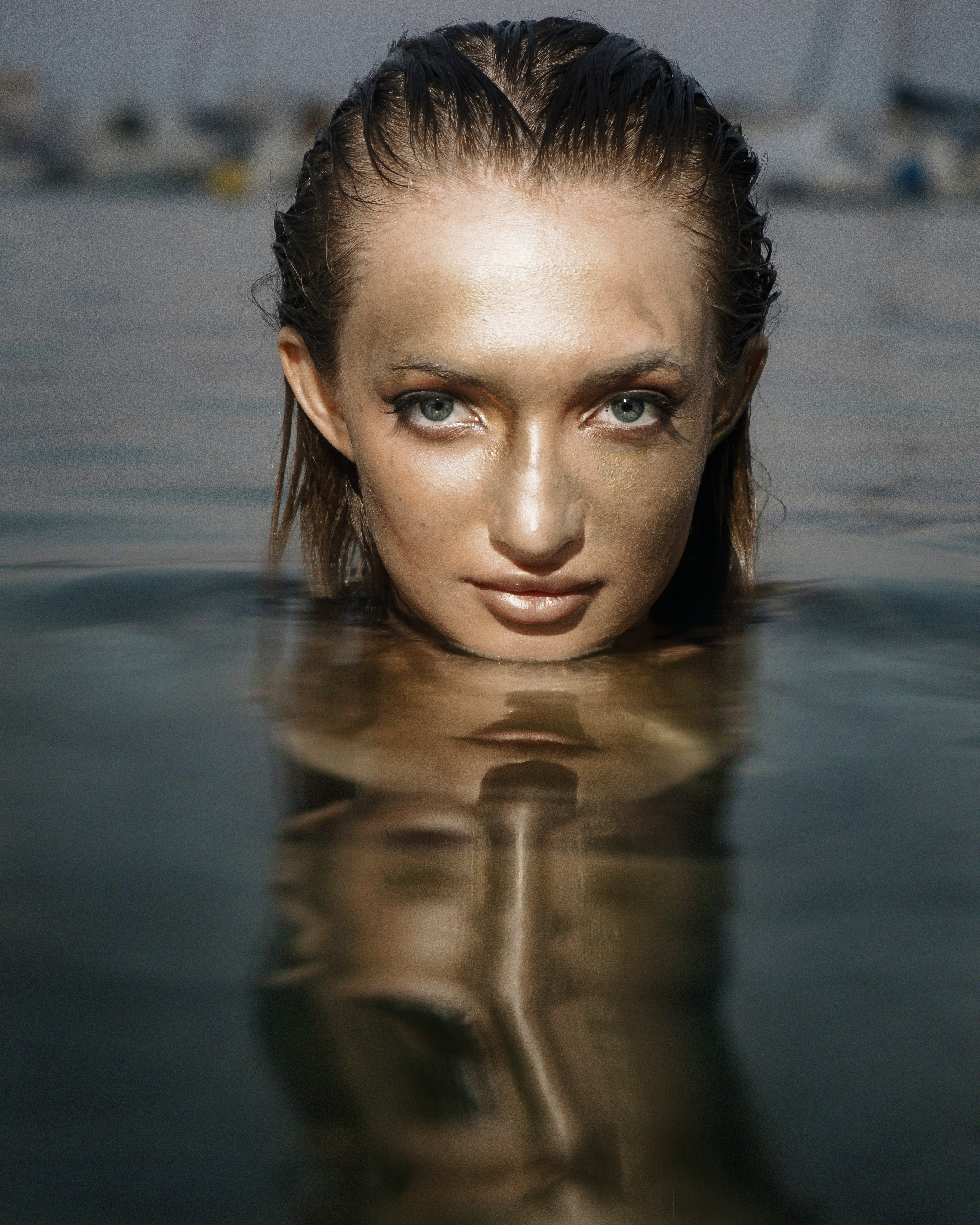 Фотосессия девушки в золотой краске на пляже