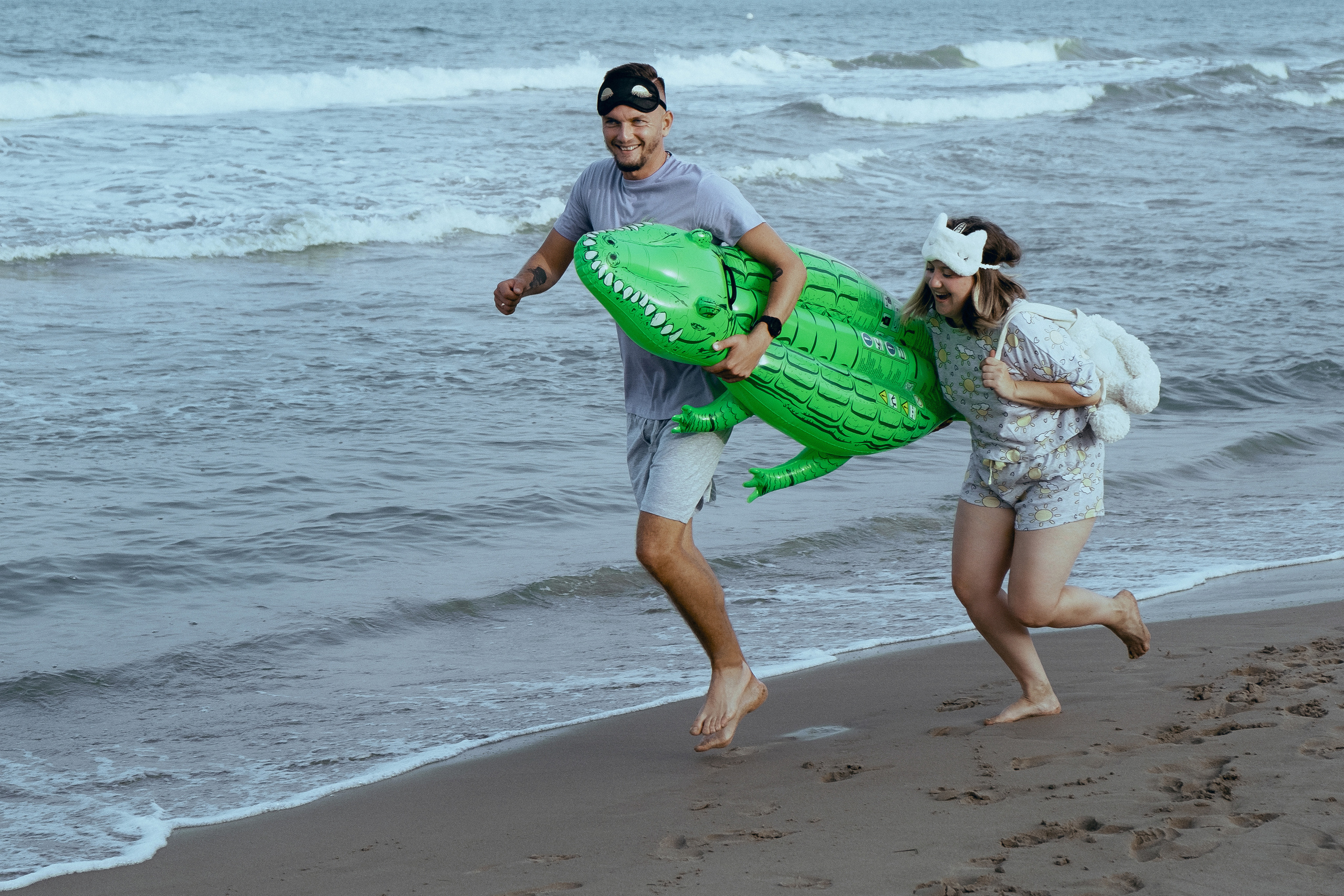 Crazy love story on the beach with an inflatable crocodile