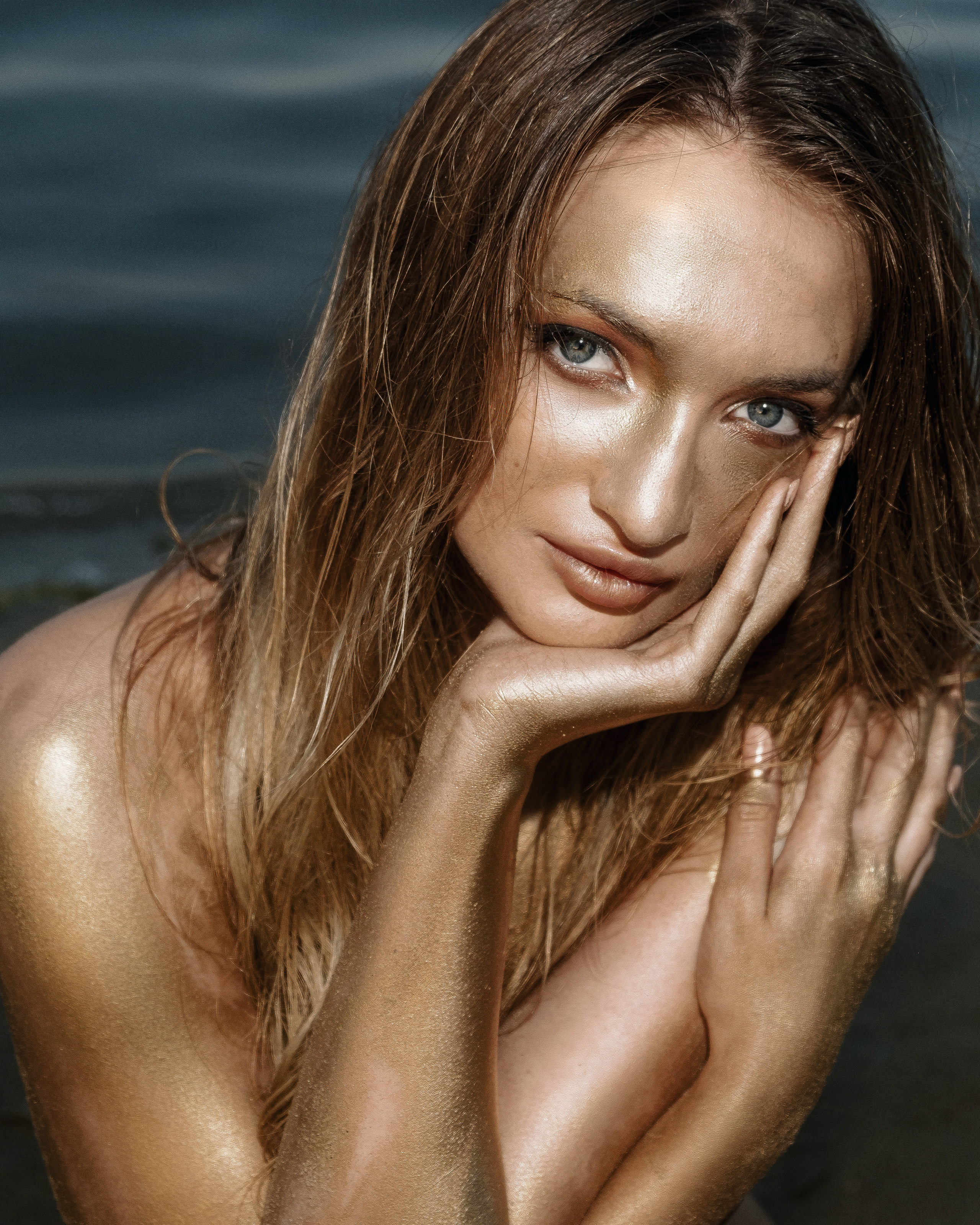 Фотосессия девушки в золотой краске на пляже