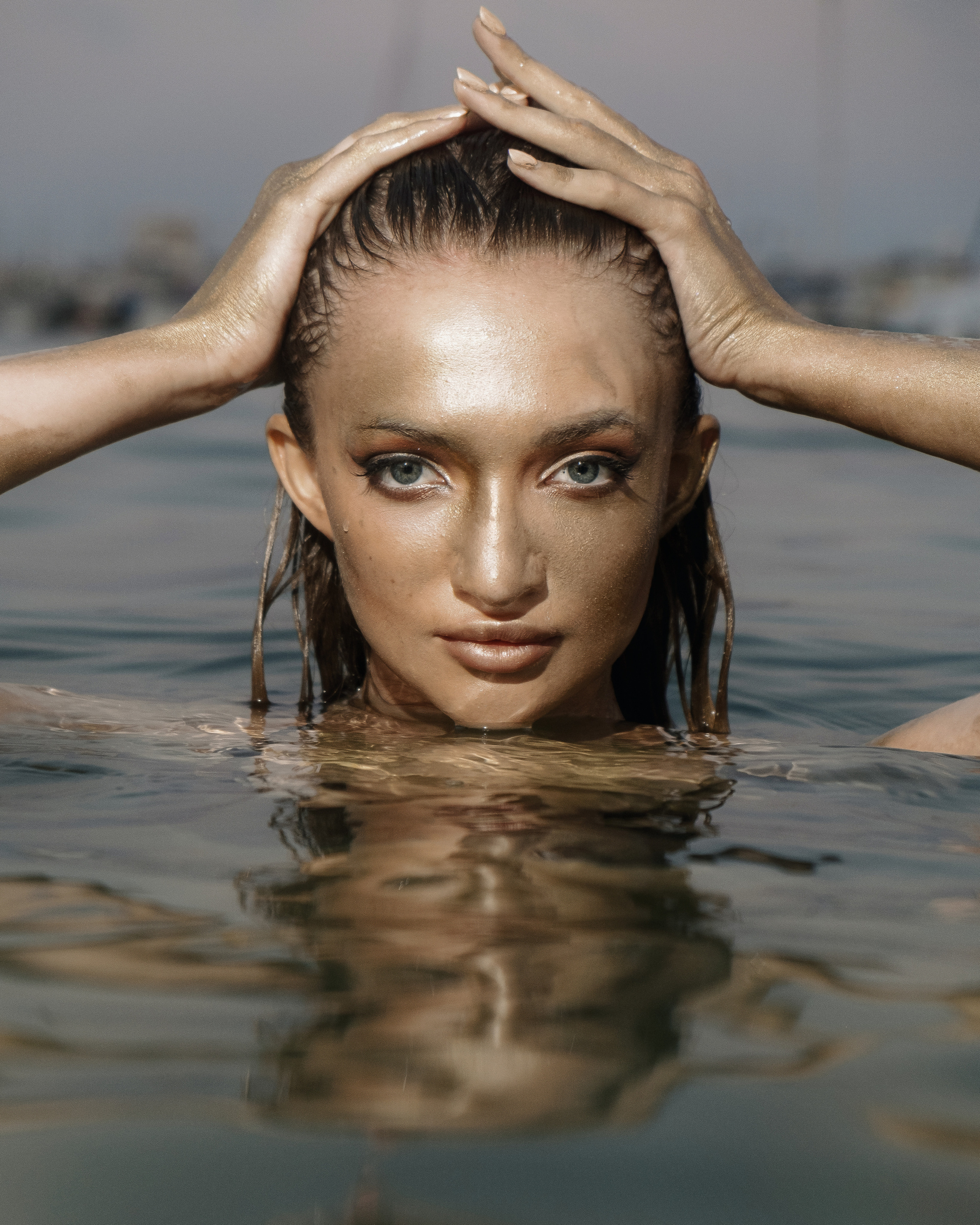 Фотосессия девушки в золотой краске на пляже