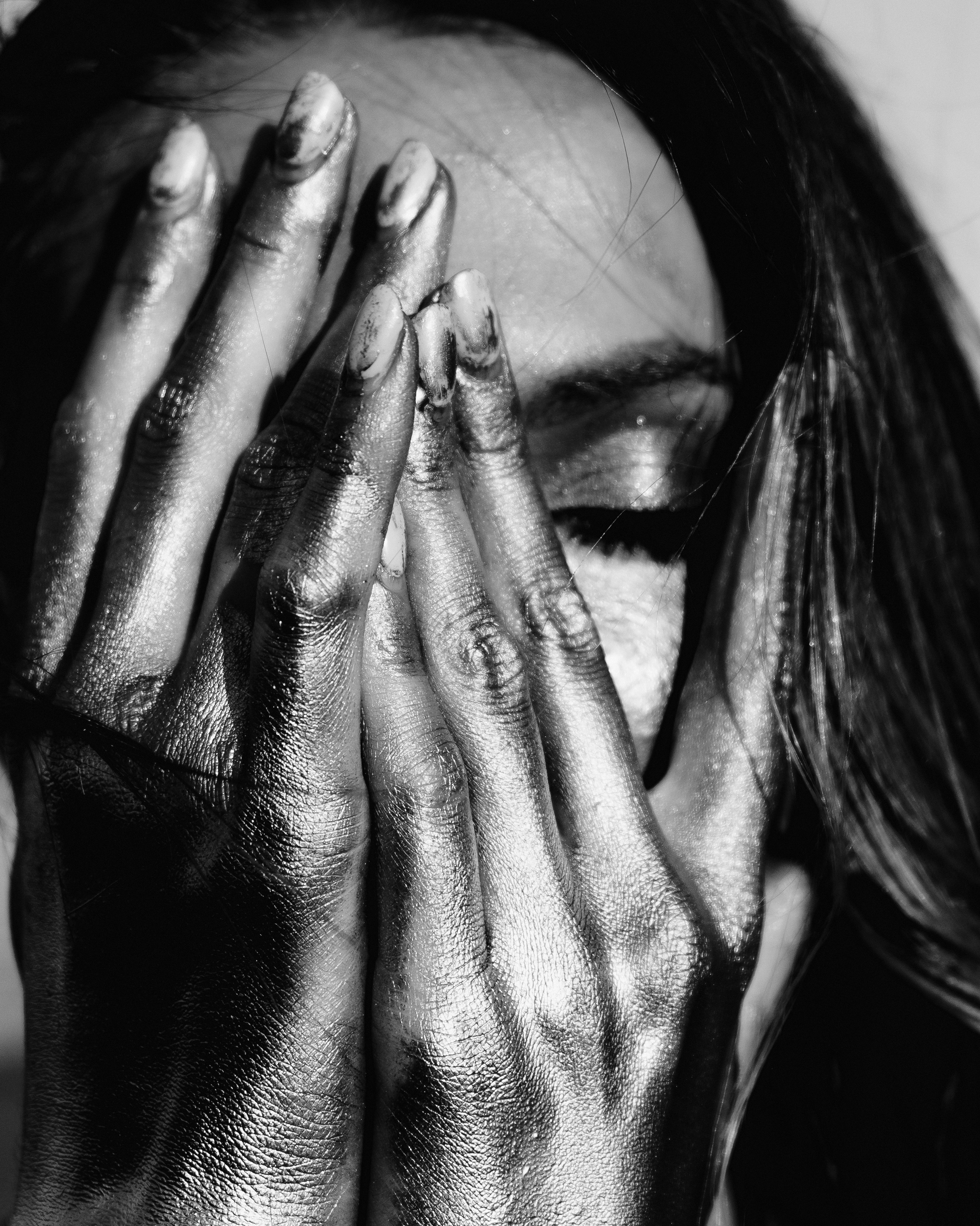 Фотосессия девушки в золотой краске на пляже