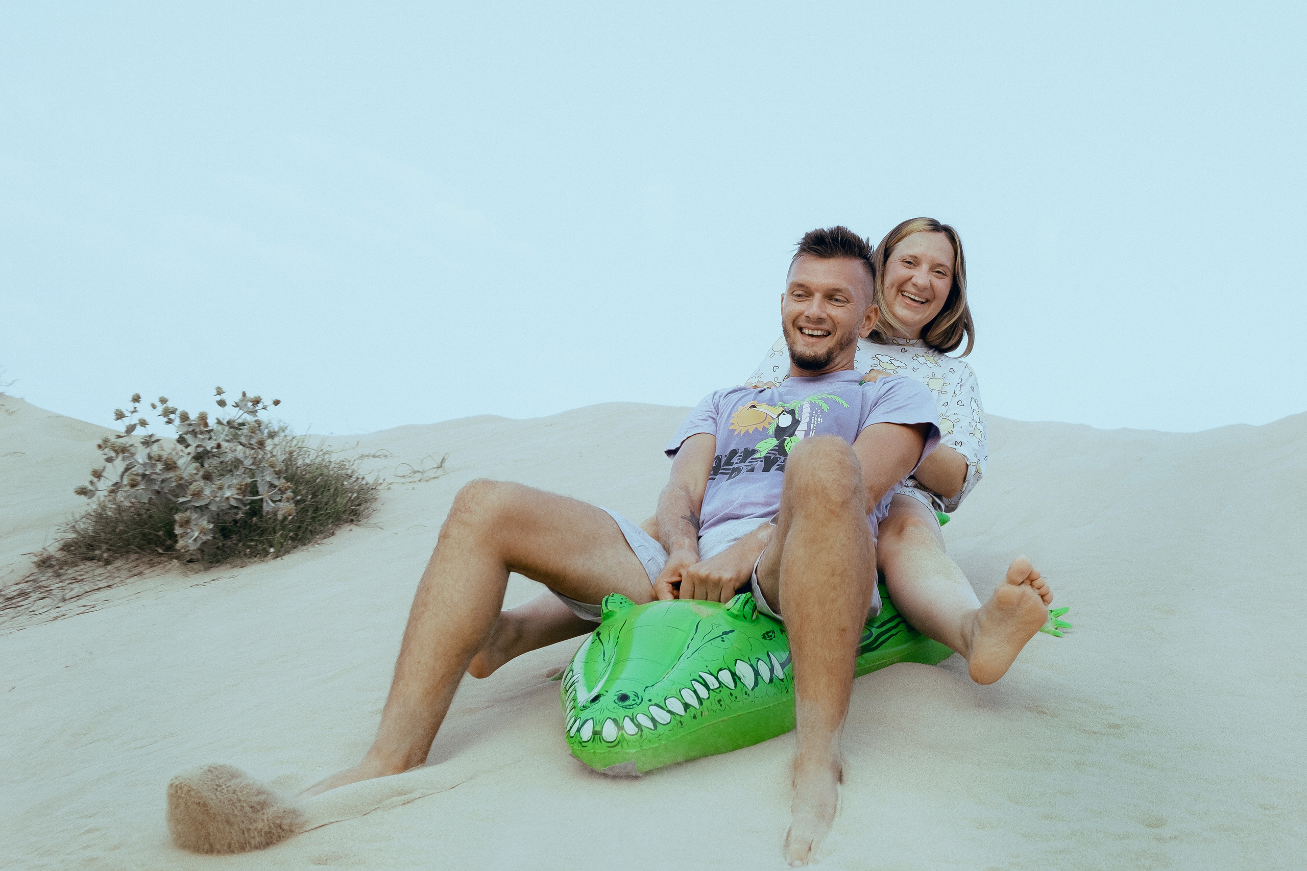 Crazy love story on the beach with an inflatable crocodile