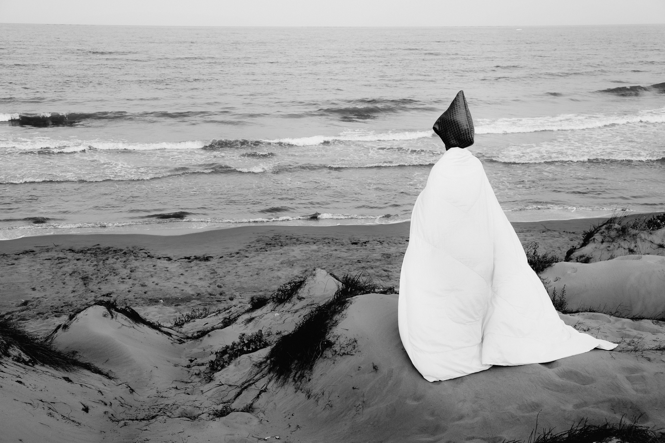 Crazy love story on the beach with an inflatable crocodile