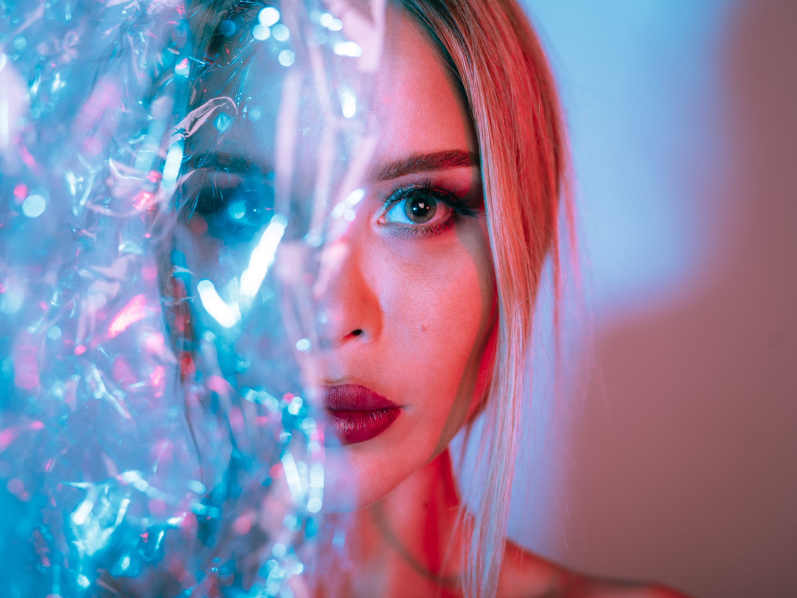 Студийная фотосессия в полиэтиленовой пленке