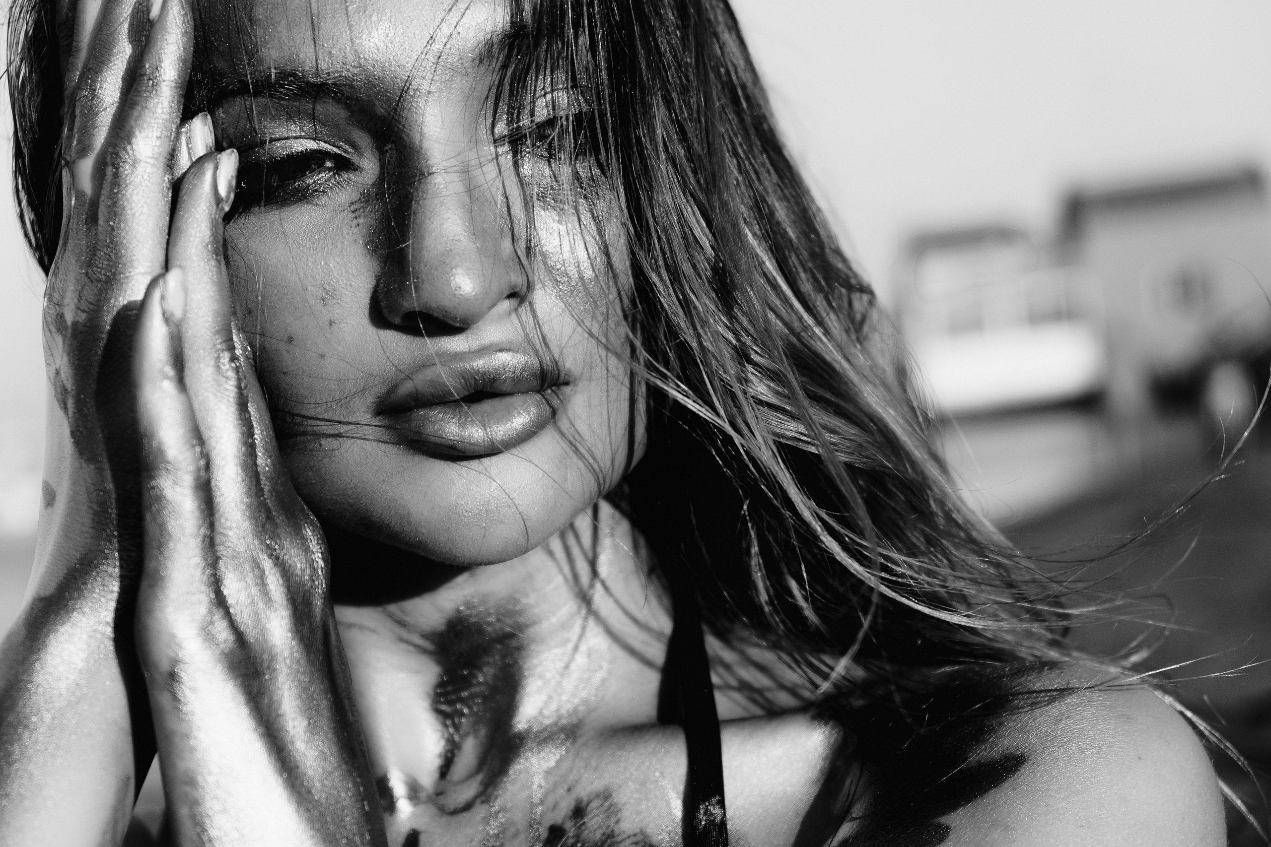 Фотосессия девушки в золотой краске на пляже