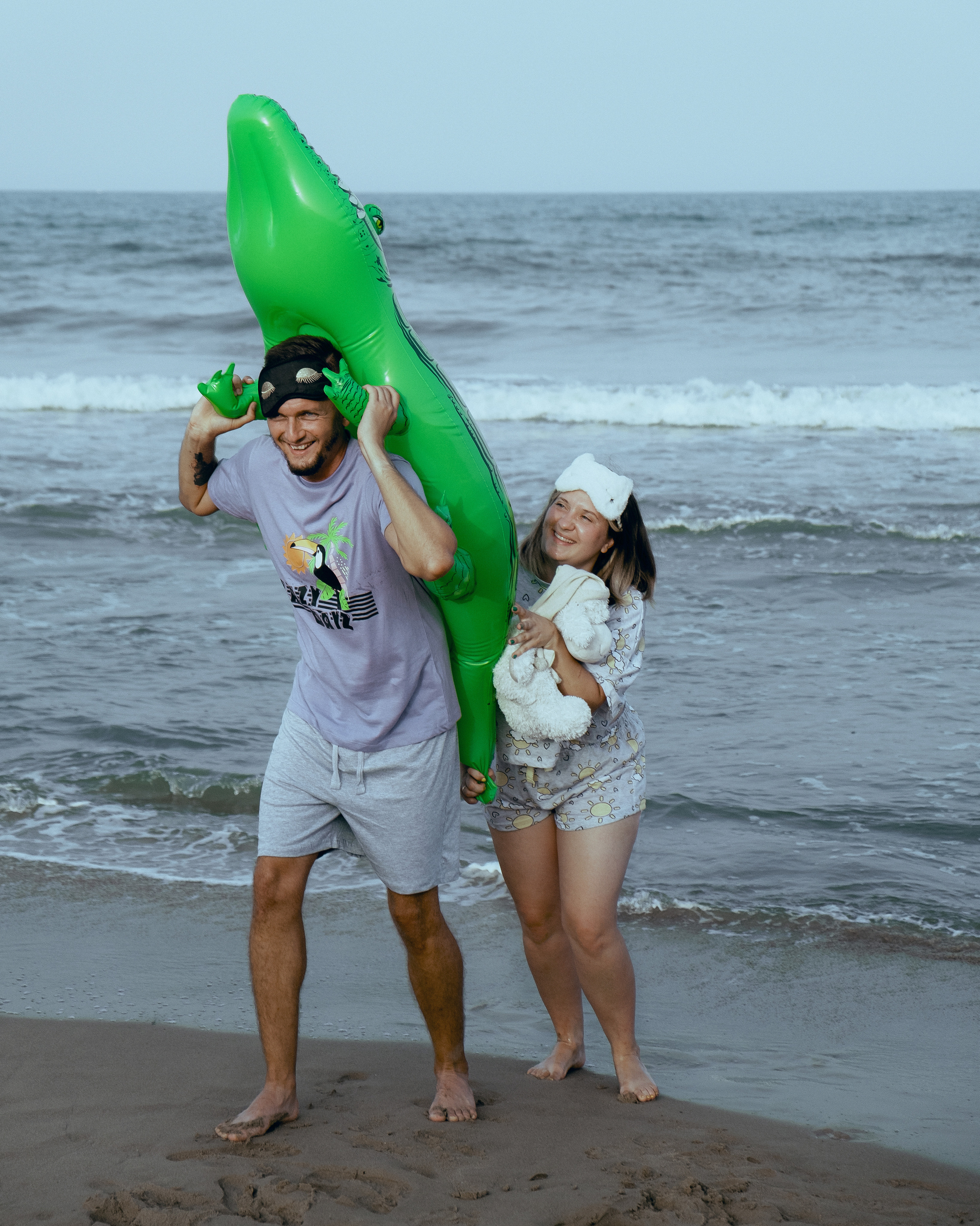 Crazy love story on the beach with an inflatable crocodile