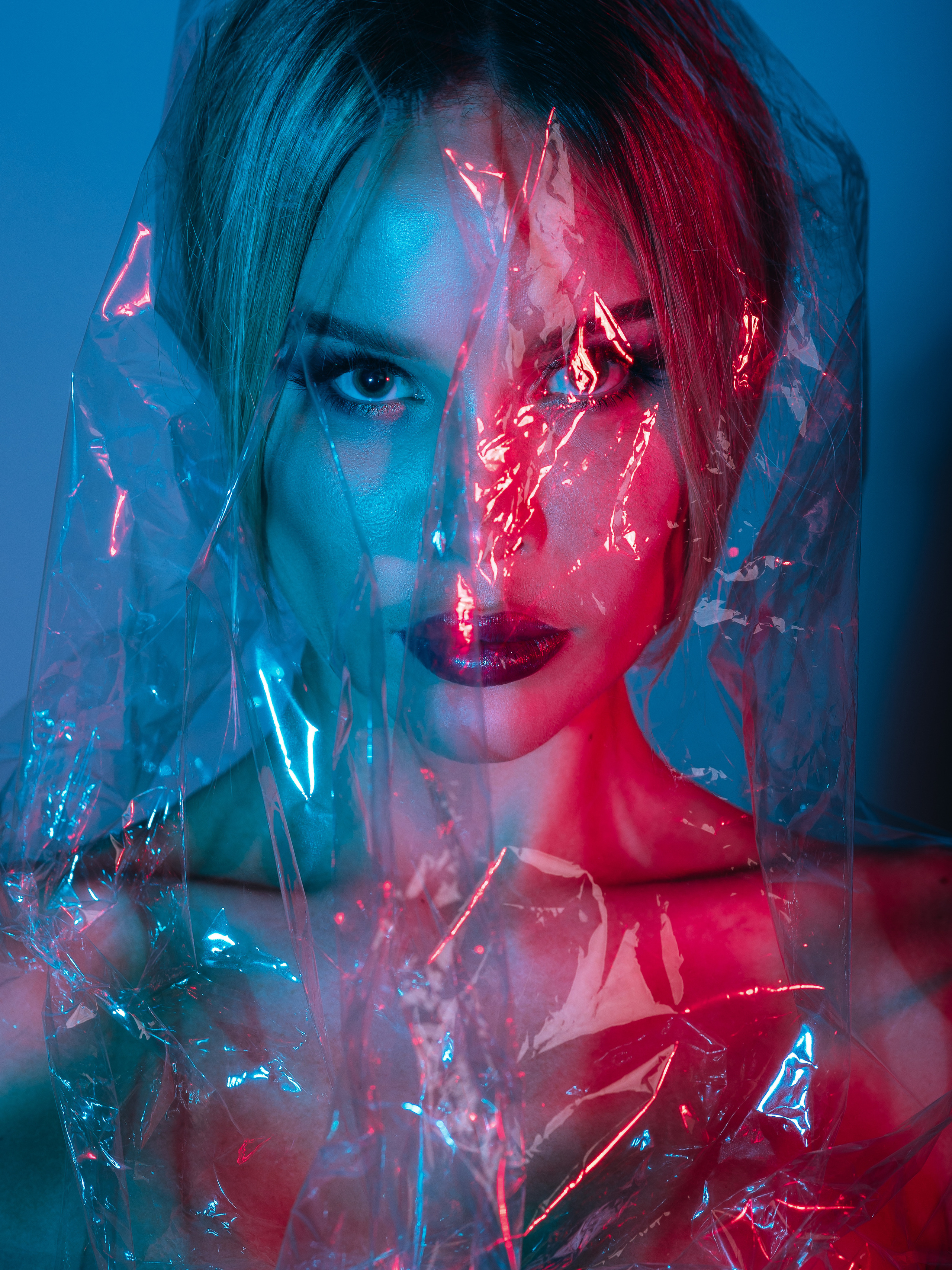 Студийная фотосессия в полиэтиленовой пленке