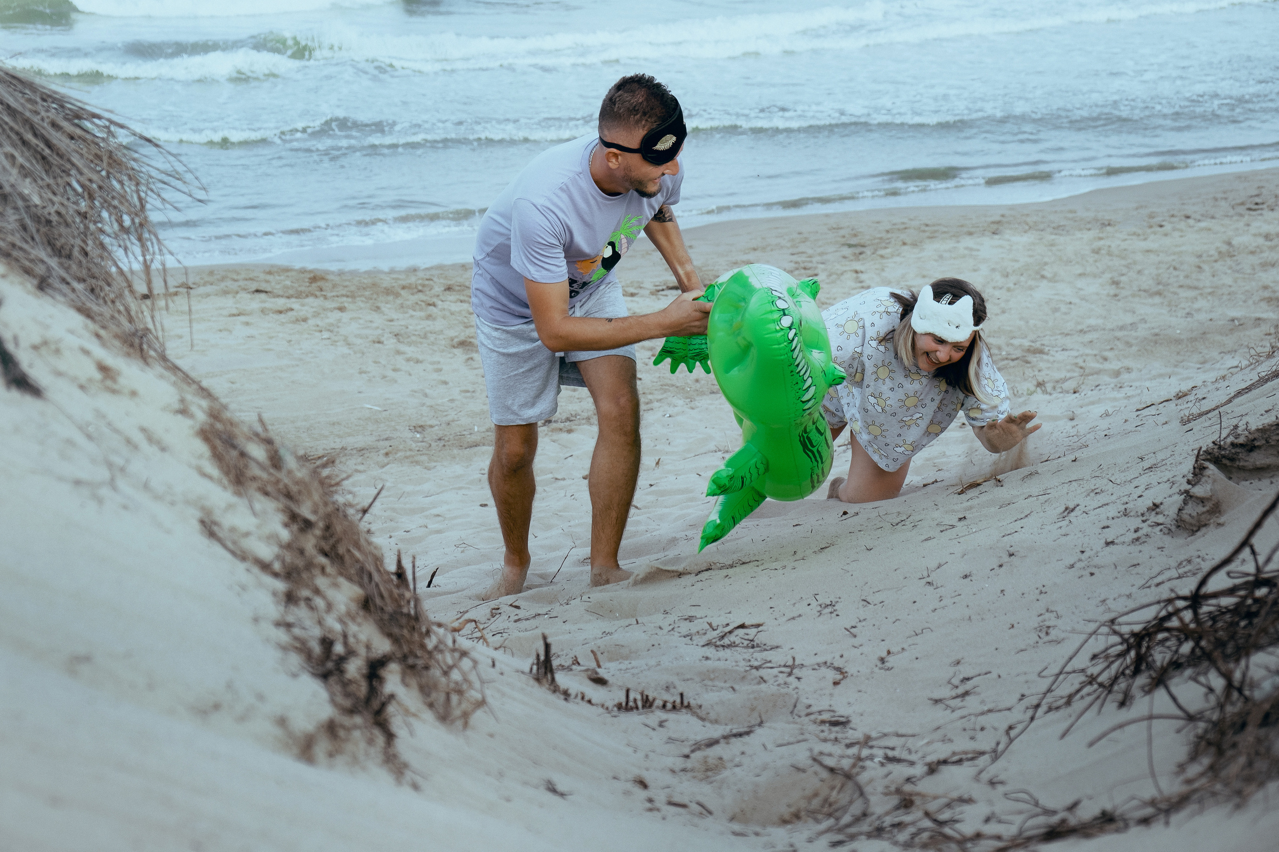 Crazy love story on the beach with an inflatable crocodile