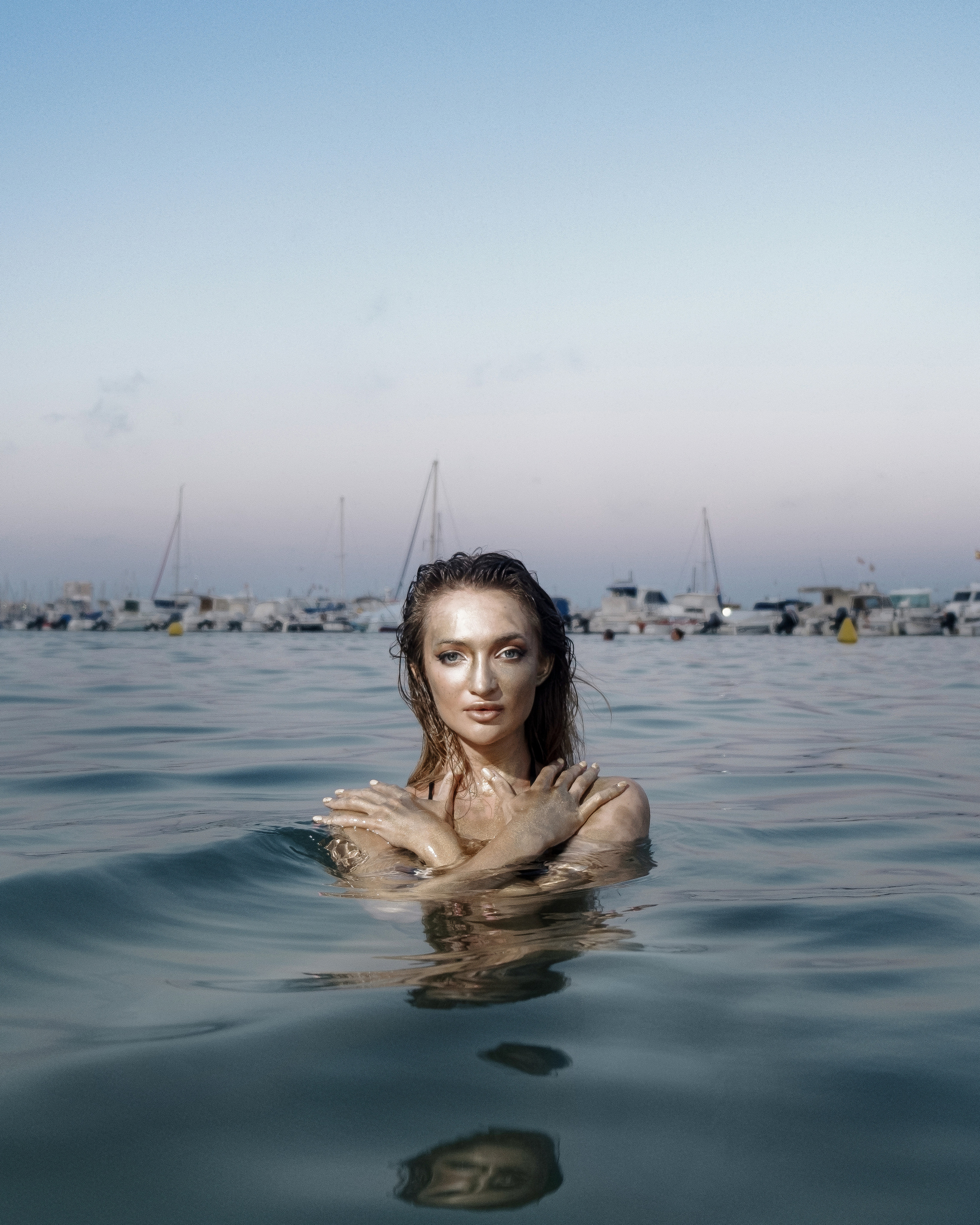 Фотосессия девушки в золотой краске на пляже