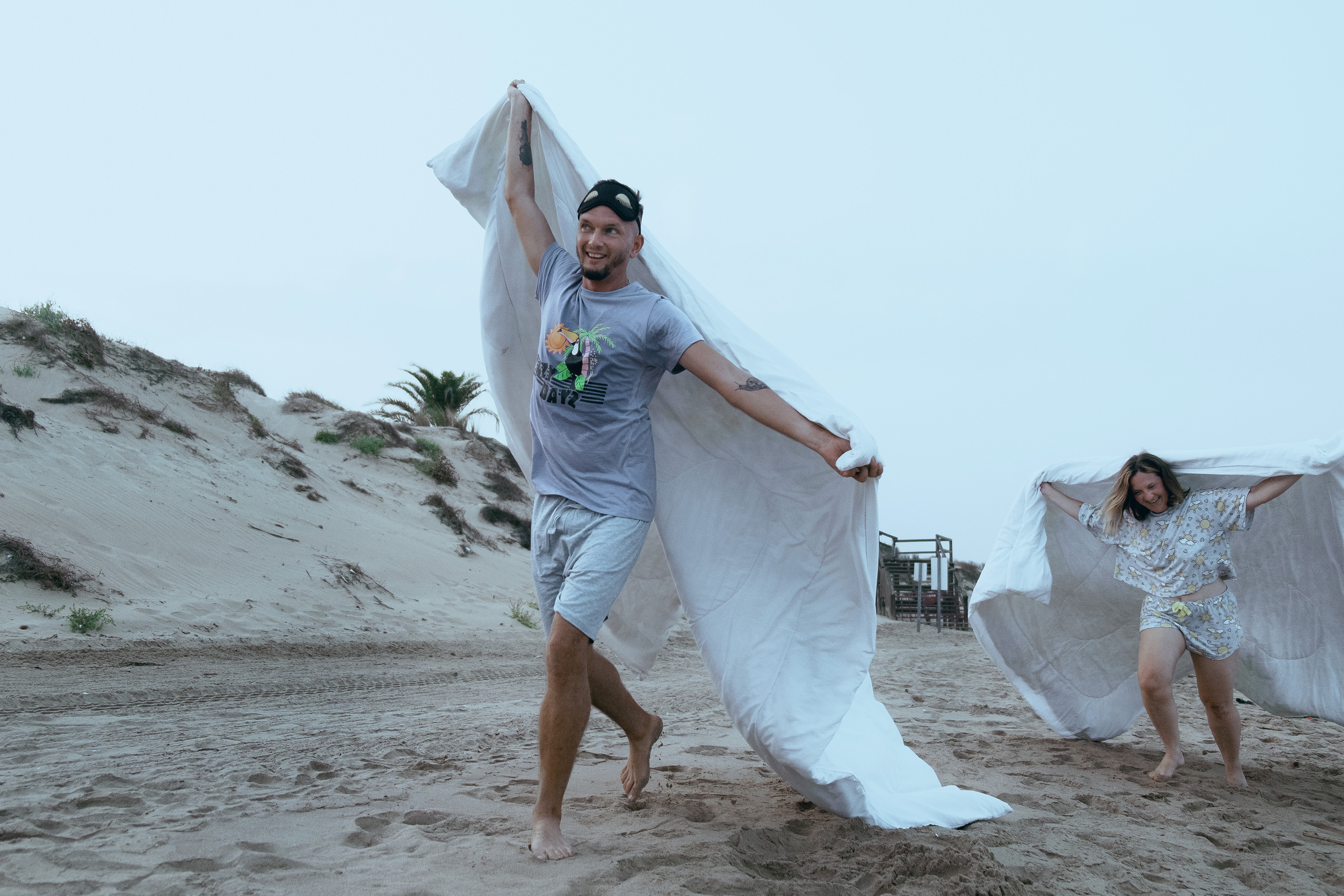 Crazy love story on the beach with an inflatable crocodile