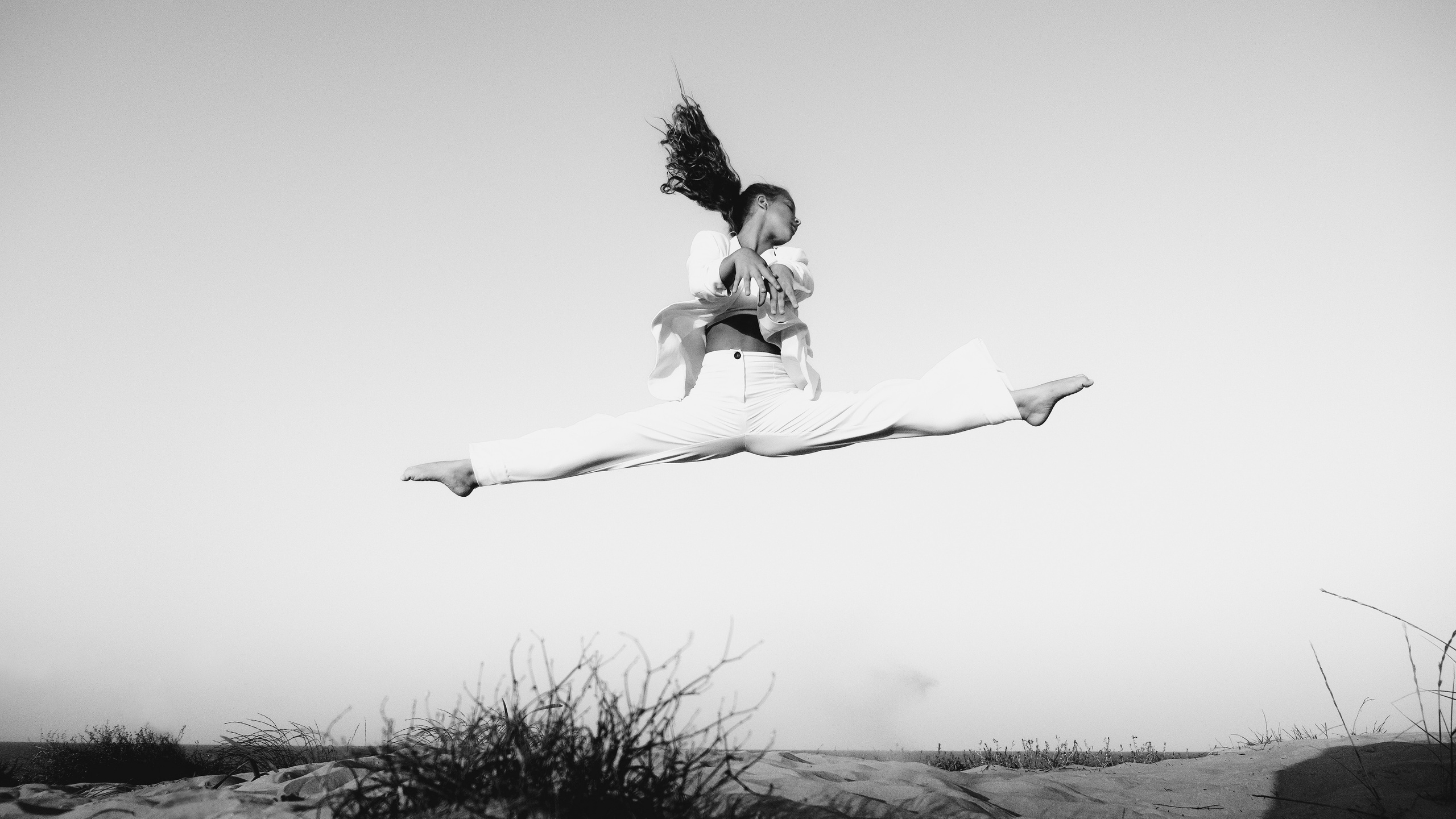 Gentle photo session in the dunes by the sea