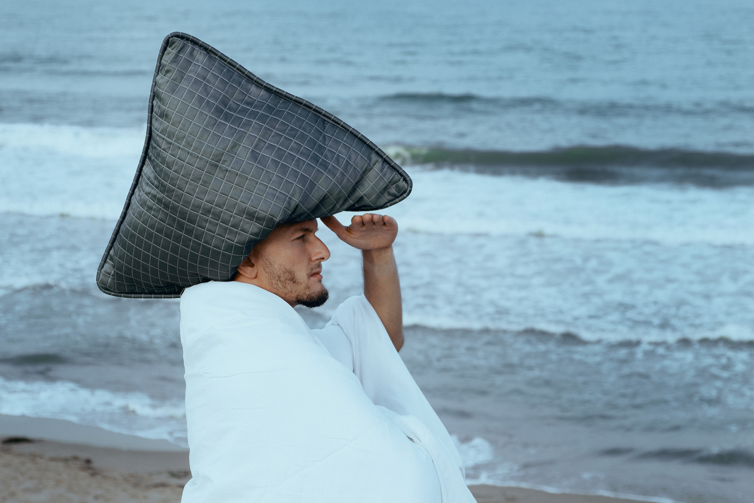 Crazy love story on the beach with an inflatable crocodile