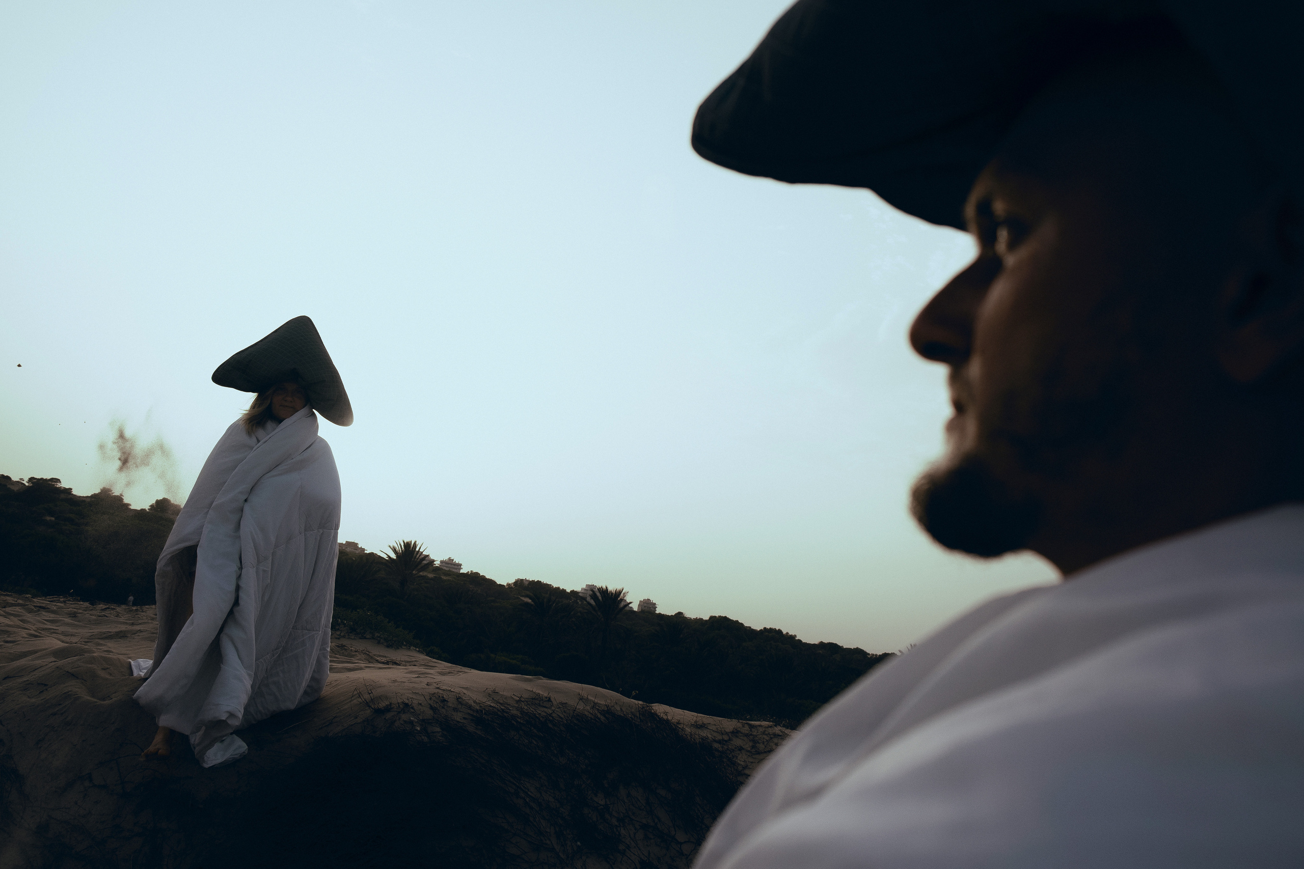 Crazy love story on the beach with an inflatable crocodile