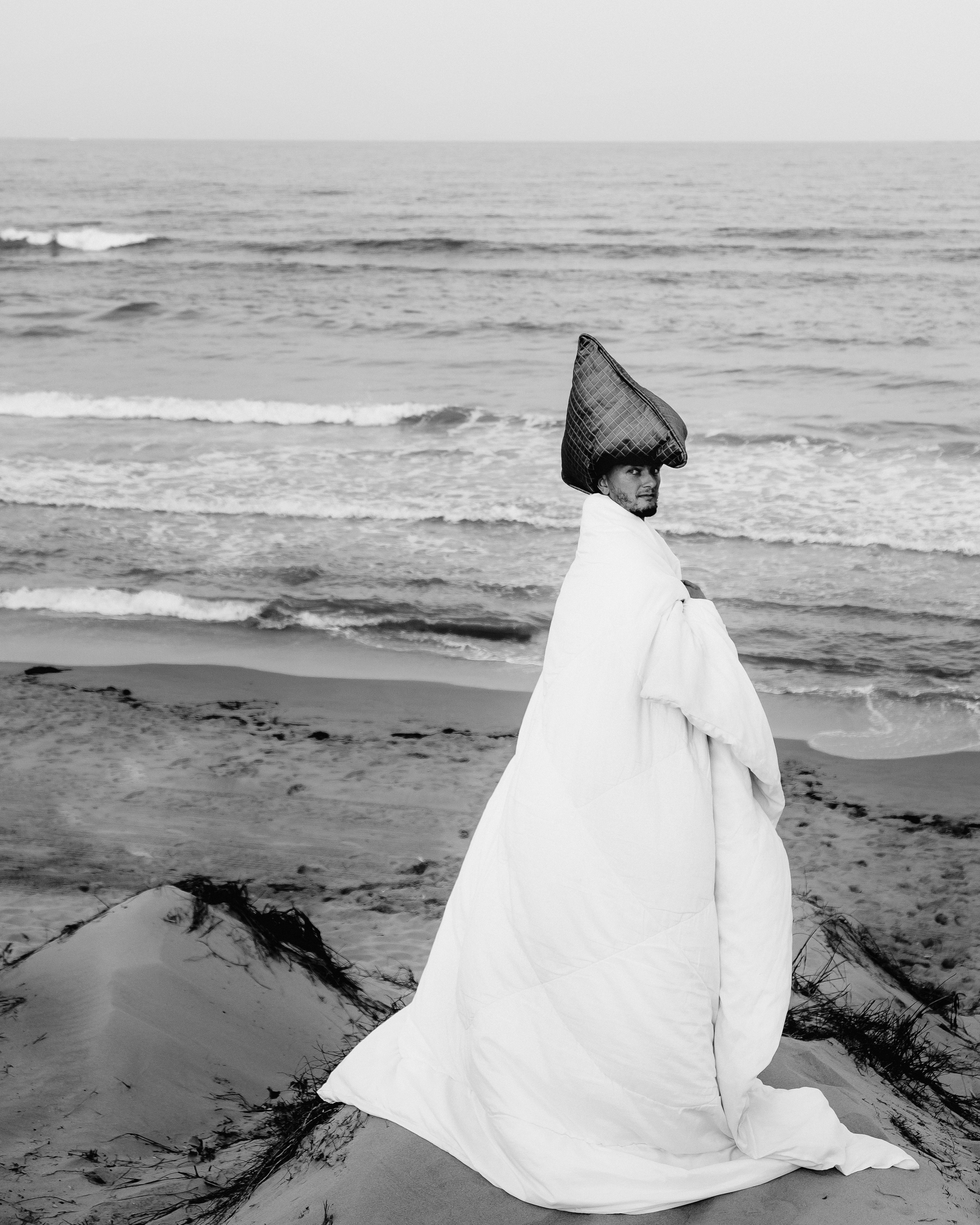 Crazy love story on the beach with an inflatable crocodile