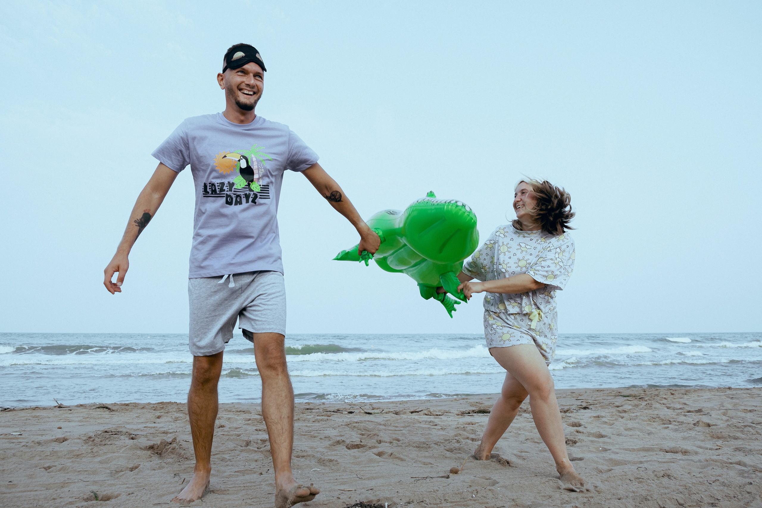 Crazy love story on the beach with an inflatable crocodile