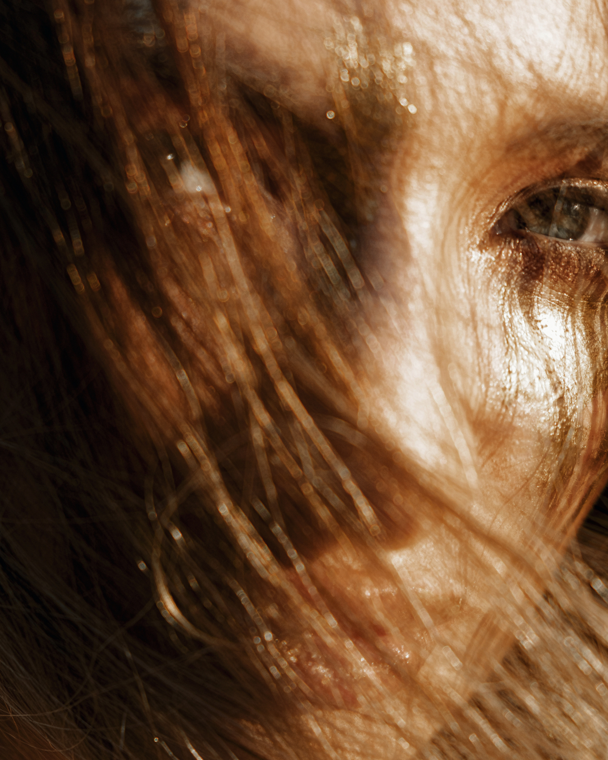 Фотосессия девушки в золотой краске на пляже