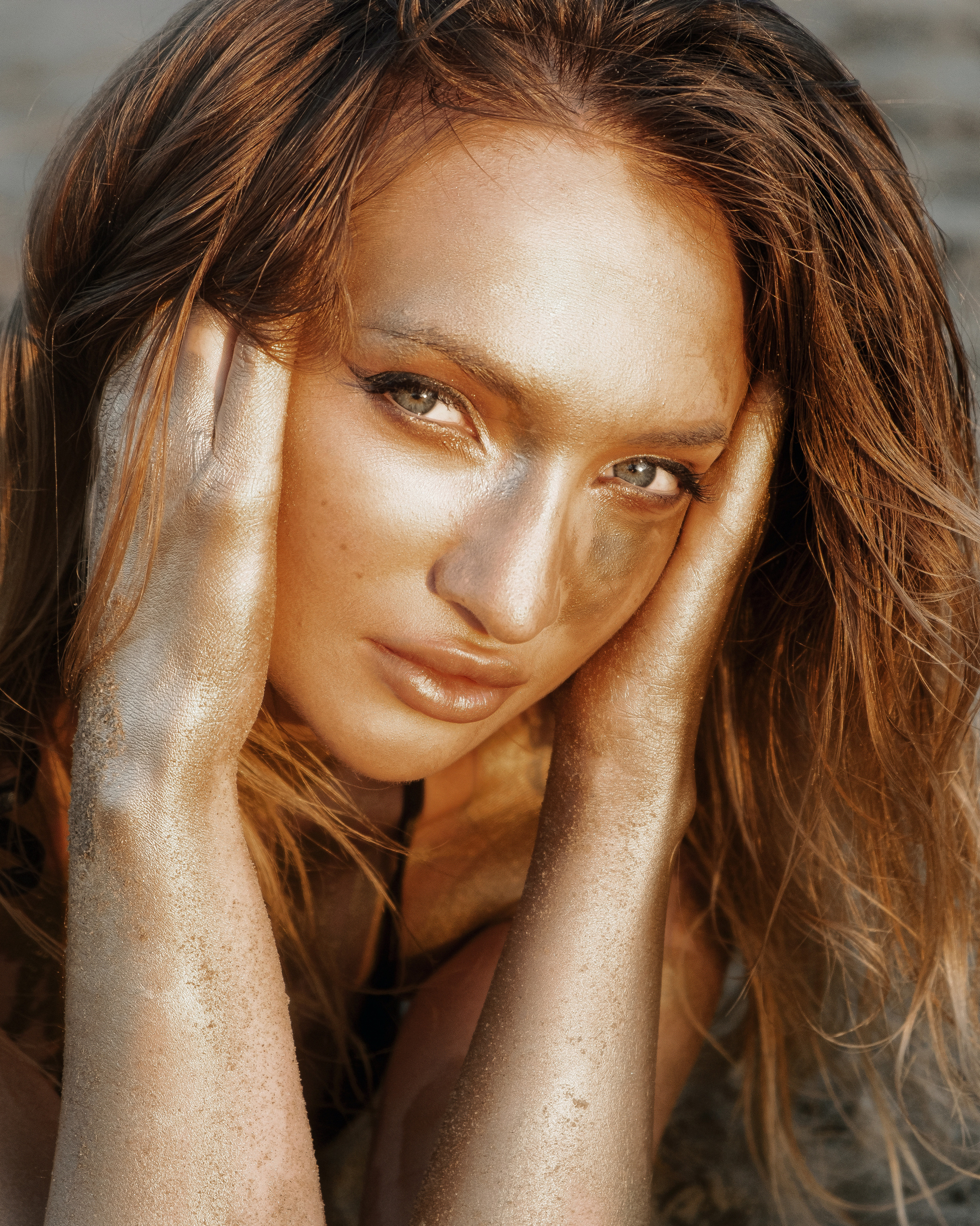 Фотосессия девушки в золотой краске на пляже