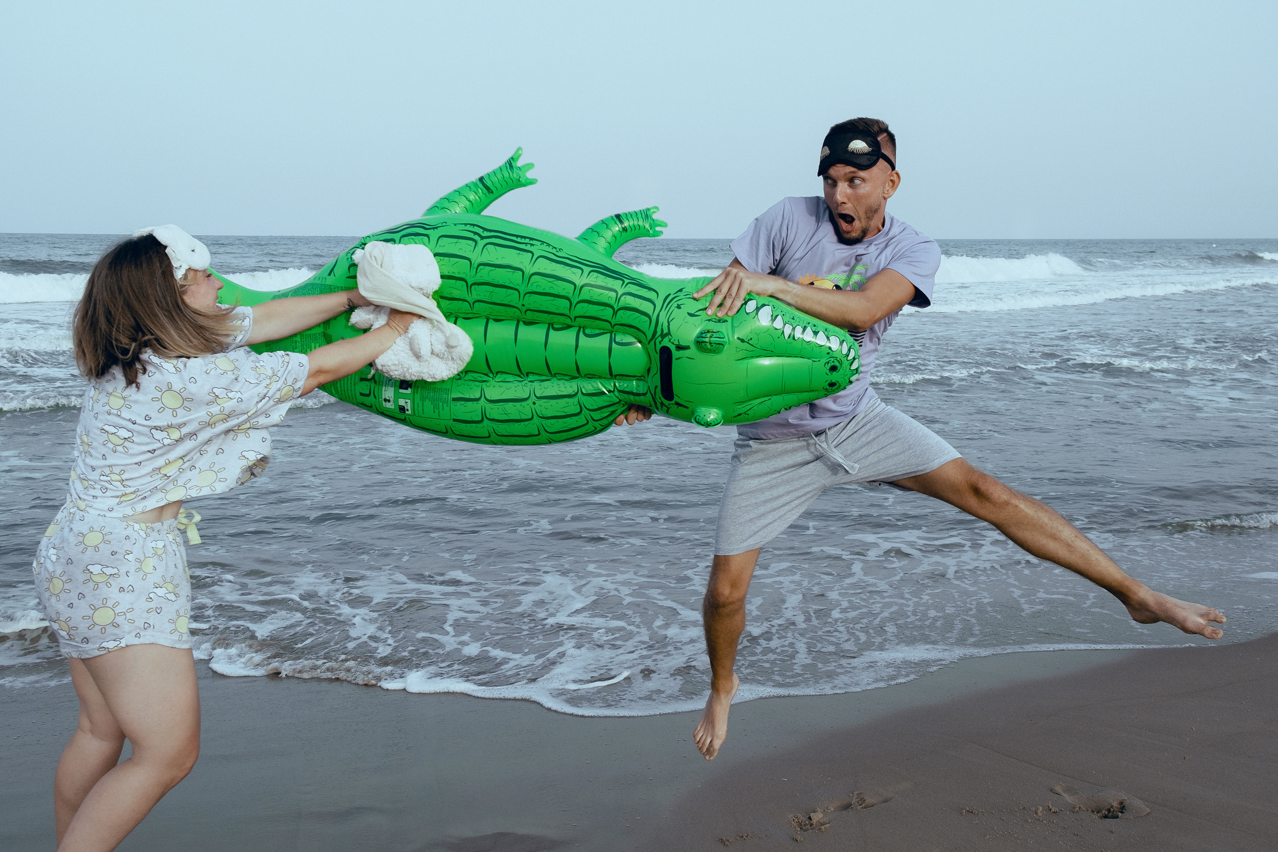 Crazy love story on the beach with an inflatable crocodile