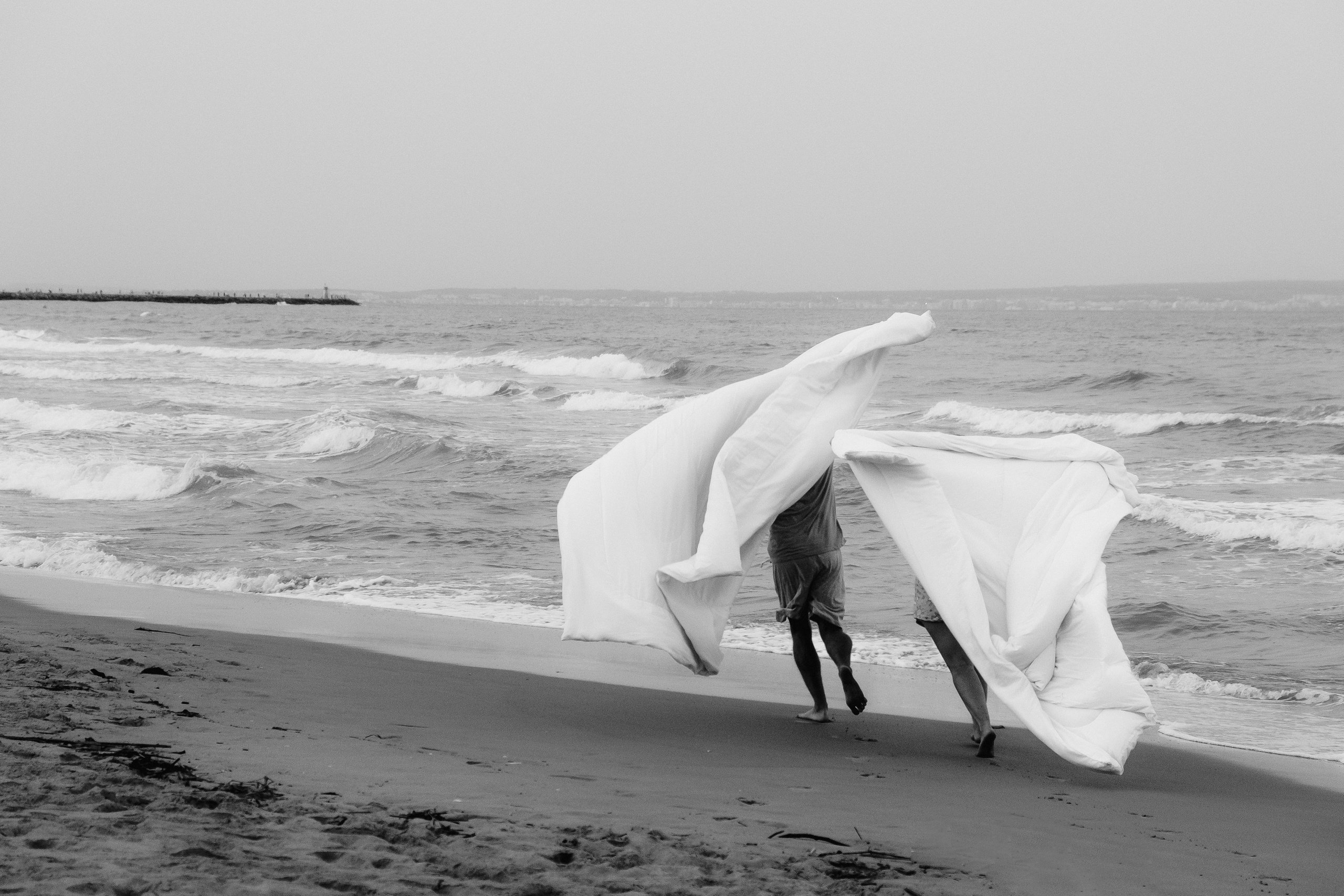 Crazy love story on the beach with an inflatable crocodile