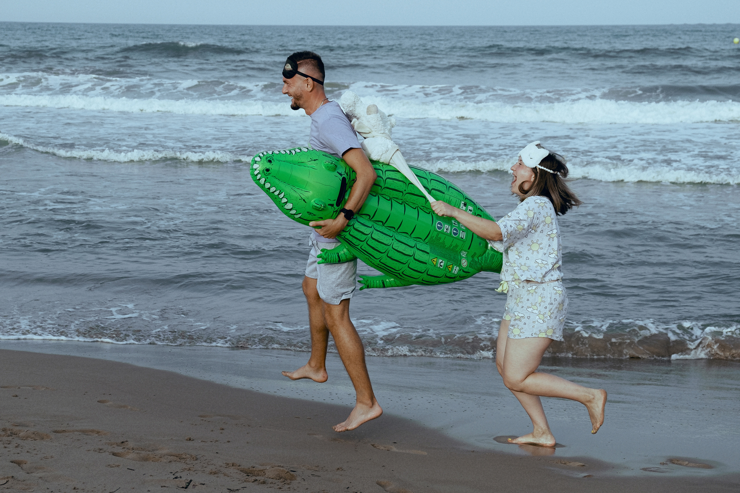 Crazy love story on the beach with an inflatable crocodile
