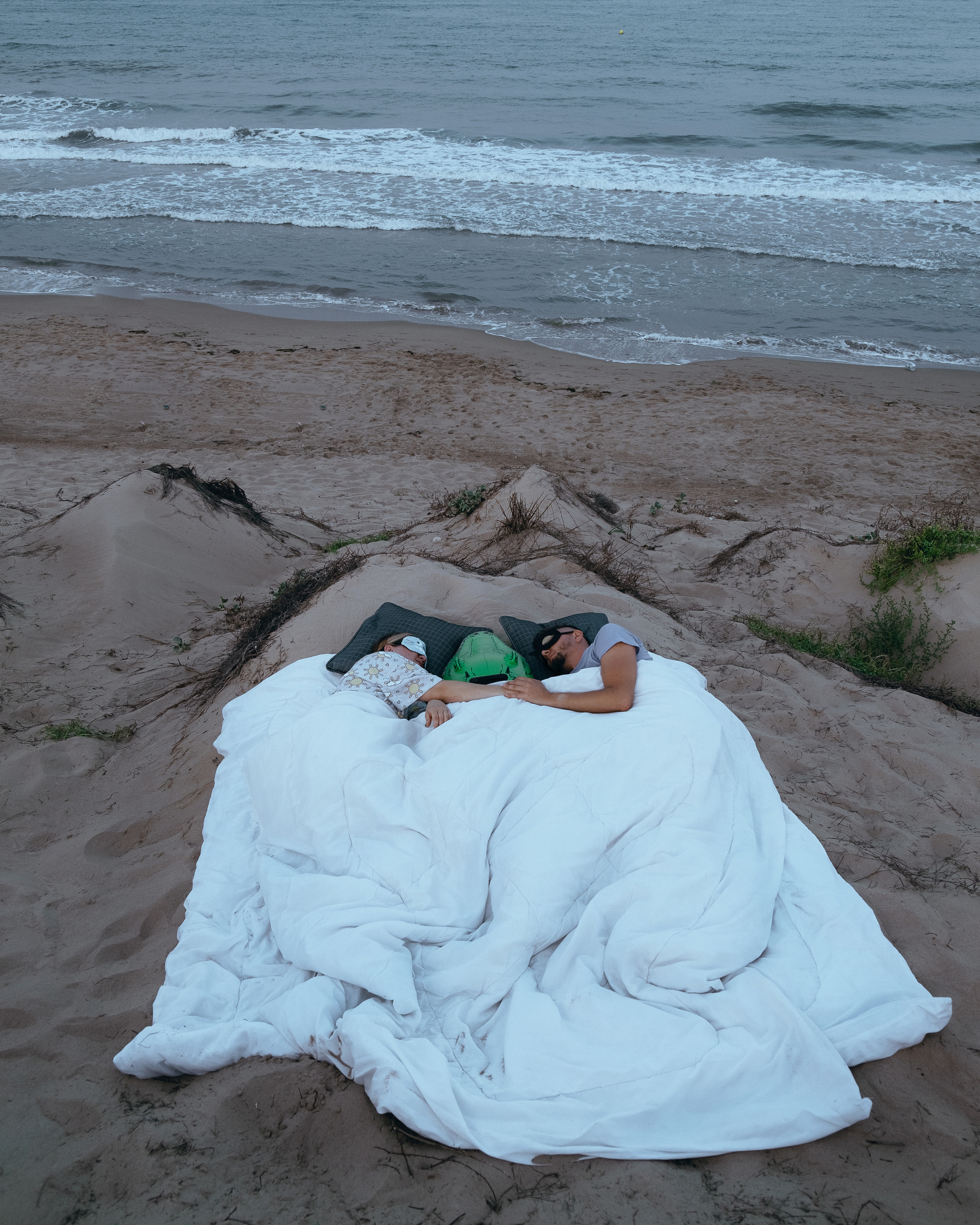 Crazy love story on the beach with an inflatable crocodile