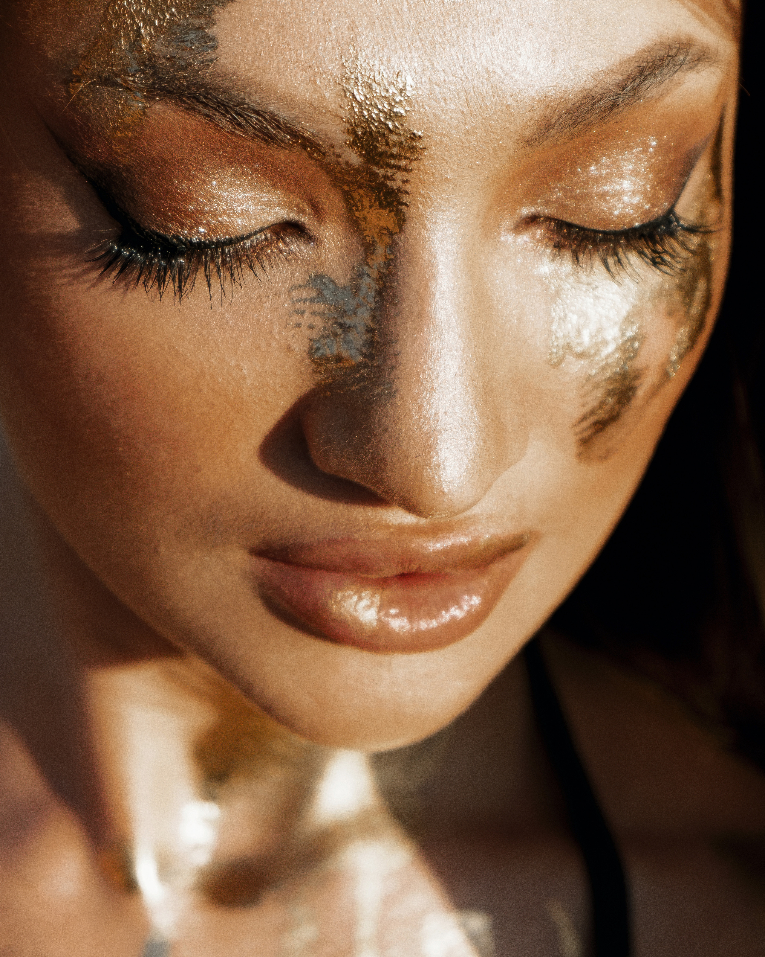 Фотосессия девушки в золотой краске на пляже