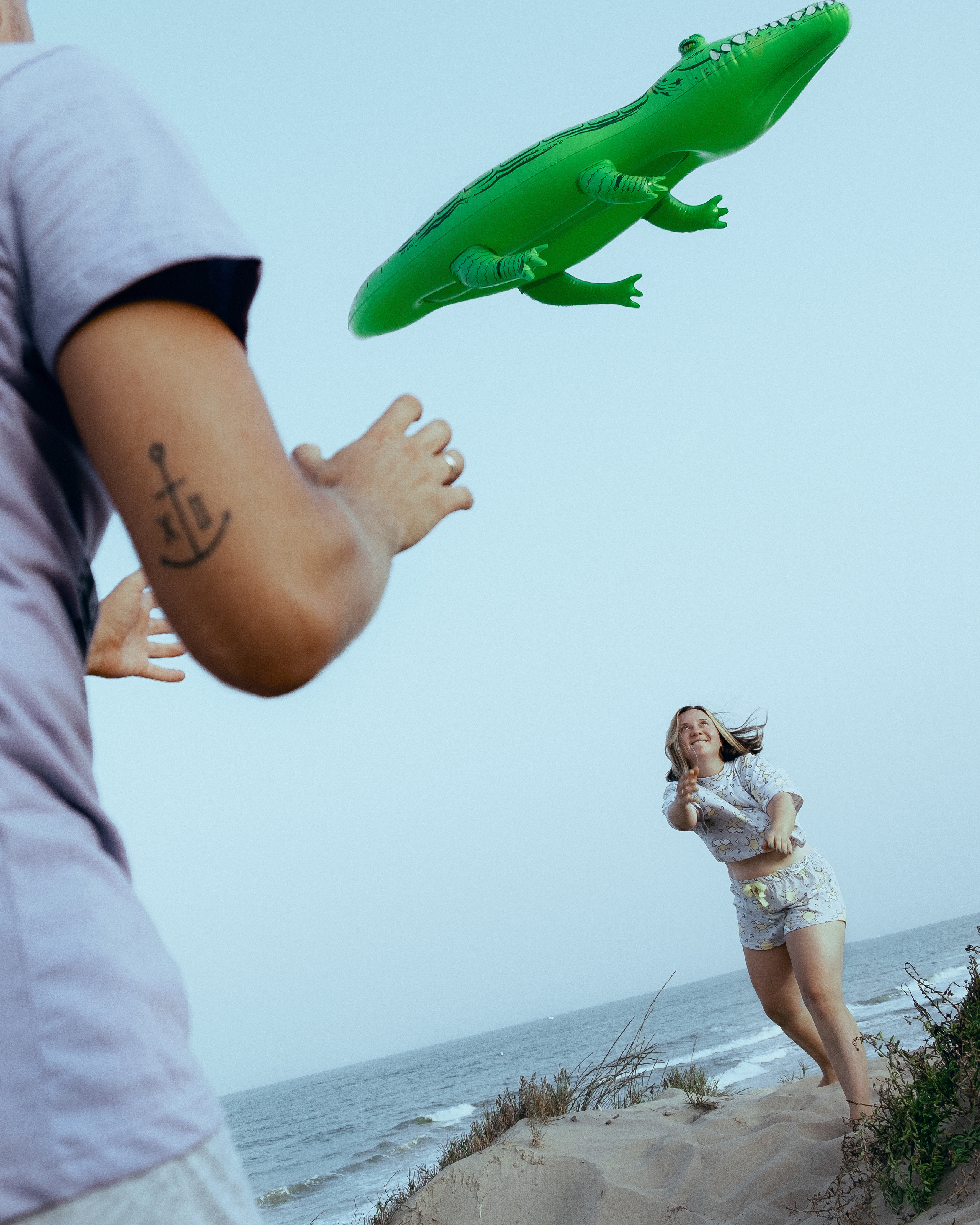 Crazy love story on the beach with an inflatable crocodile