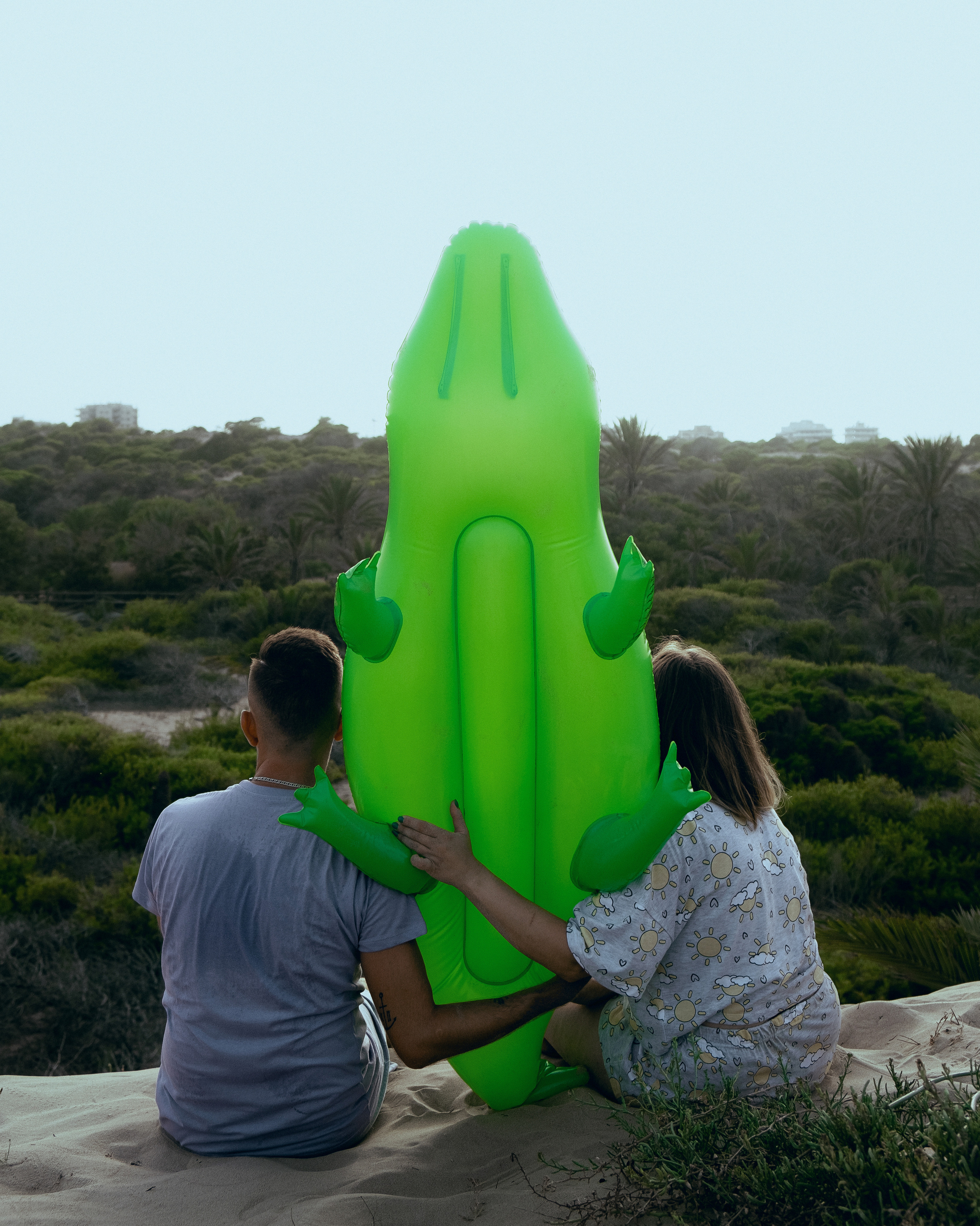 Crazy love story on the beach with an inflatable crocodile