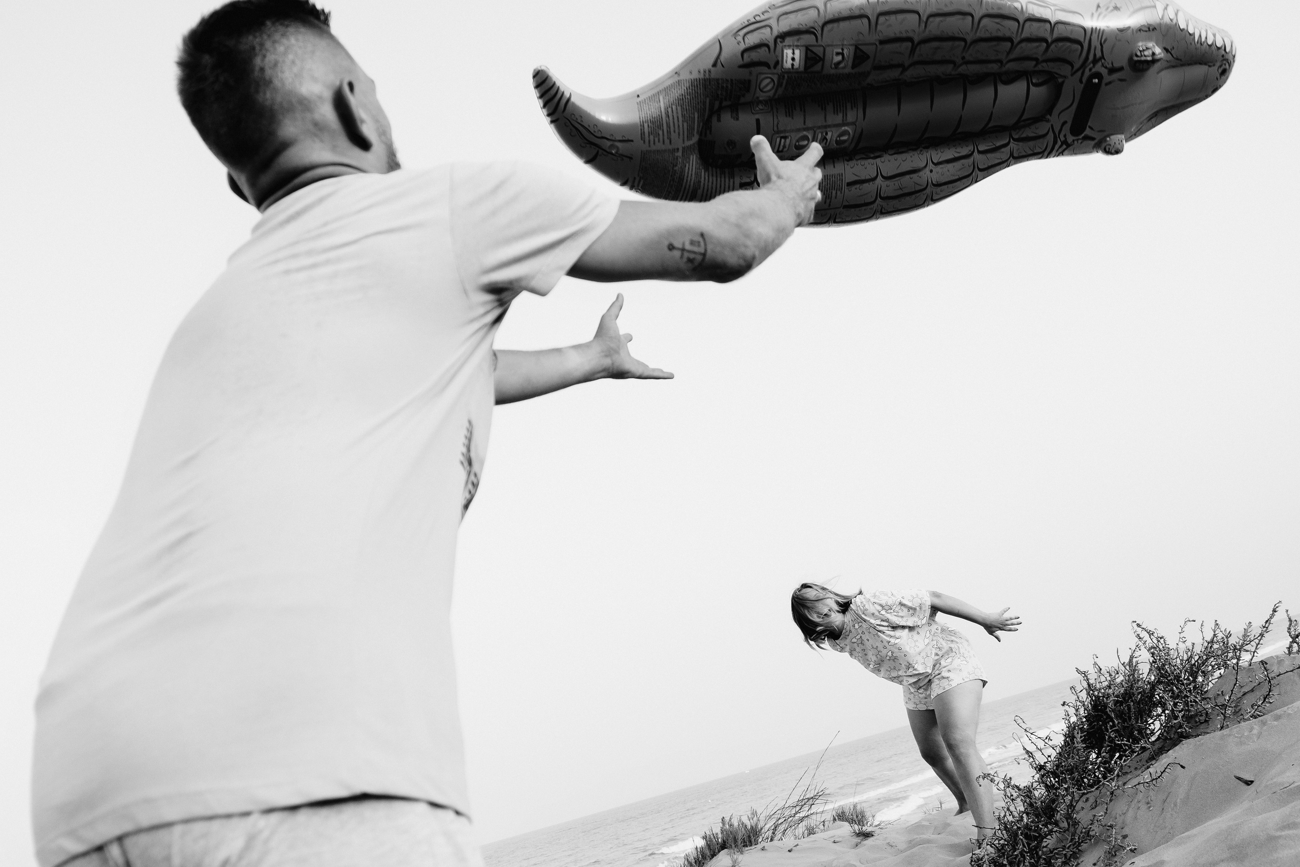 Crazy love story on the beach with an inflatable crocodile