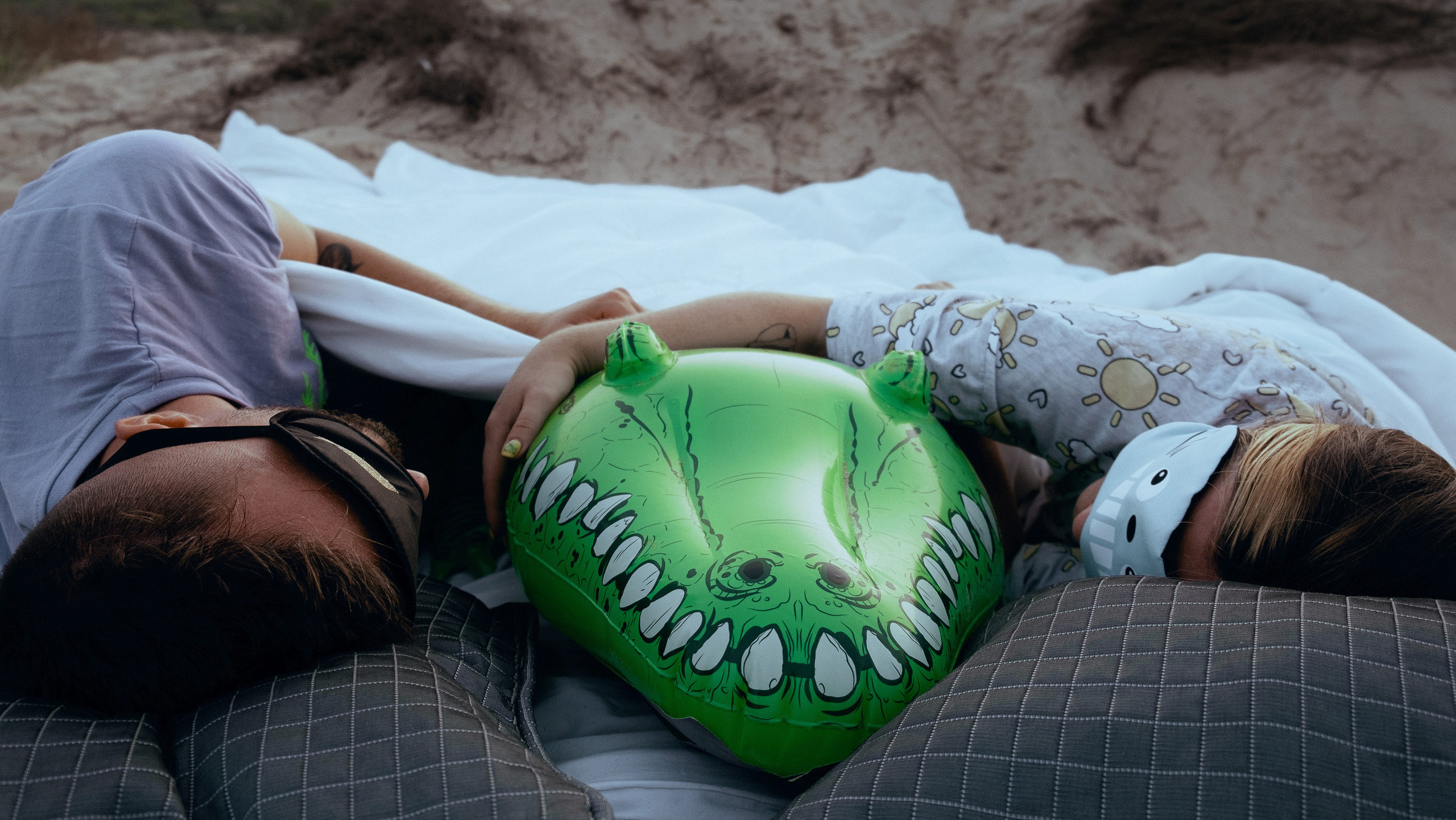 Crazy love story on the beach with an inflatable crocodile