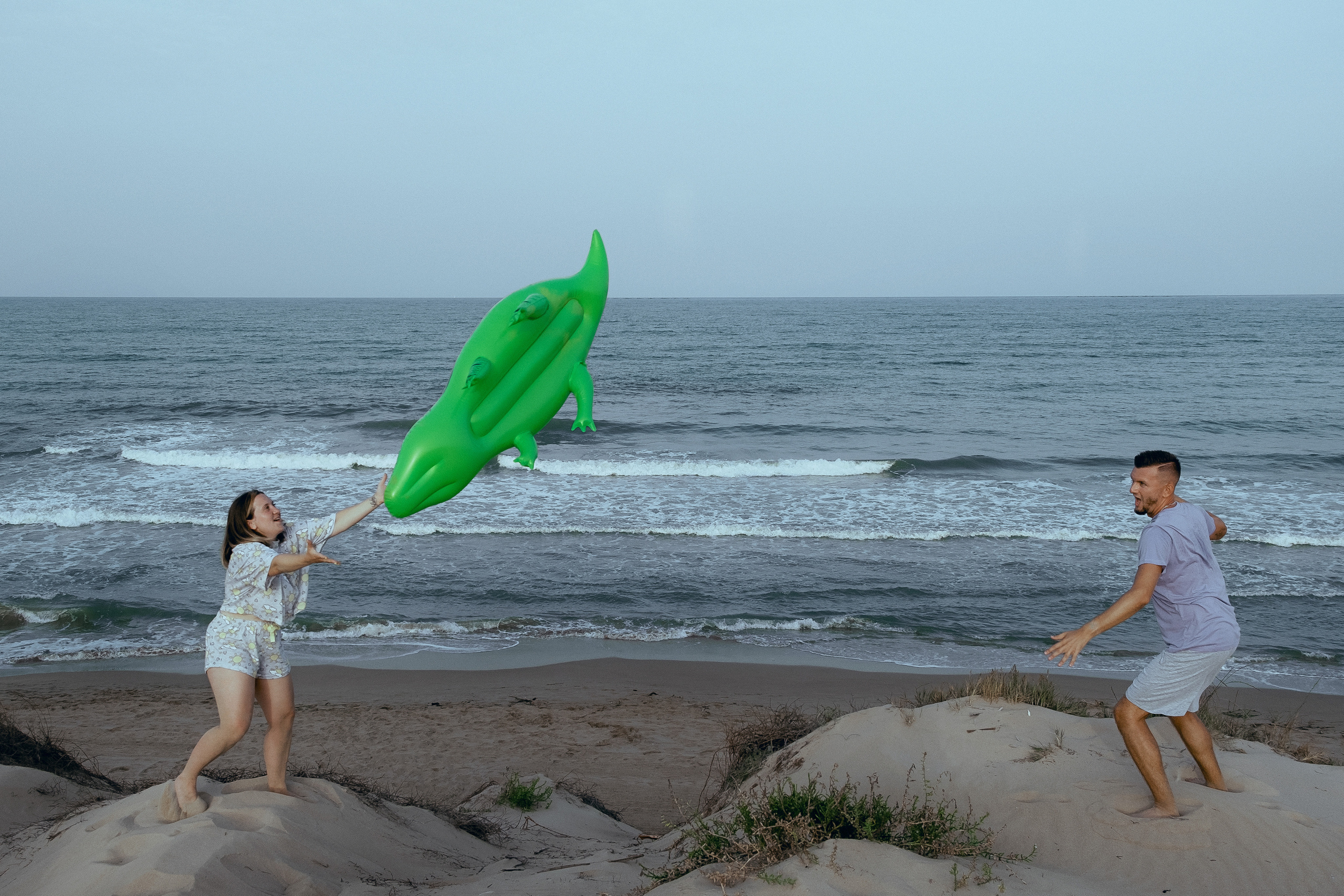 Crazy love story on the beach with an inflatable crocodile