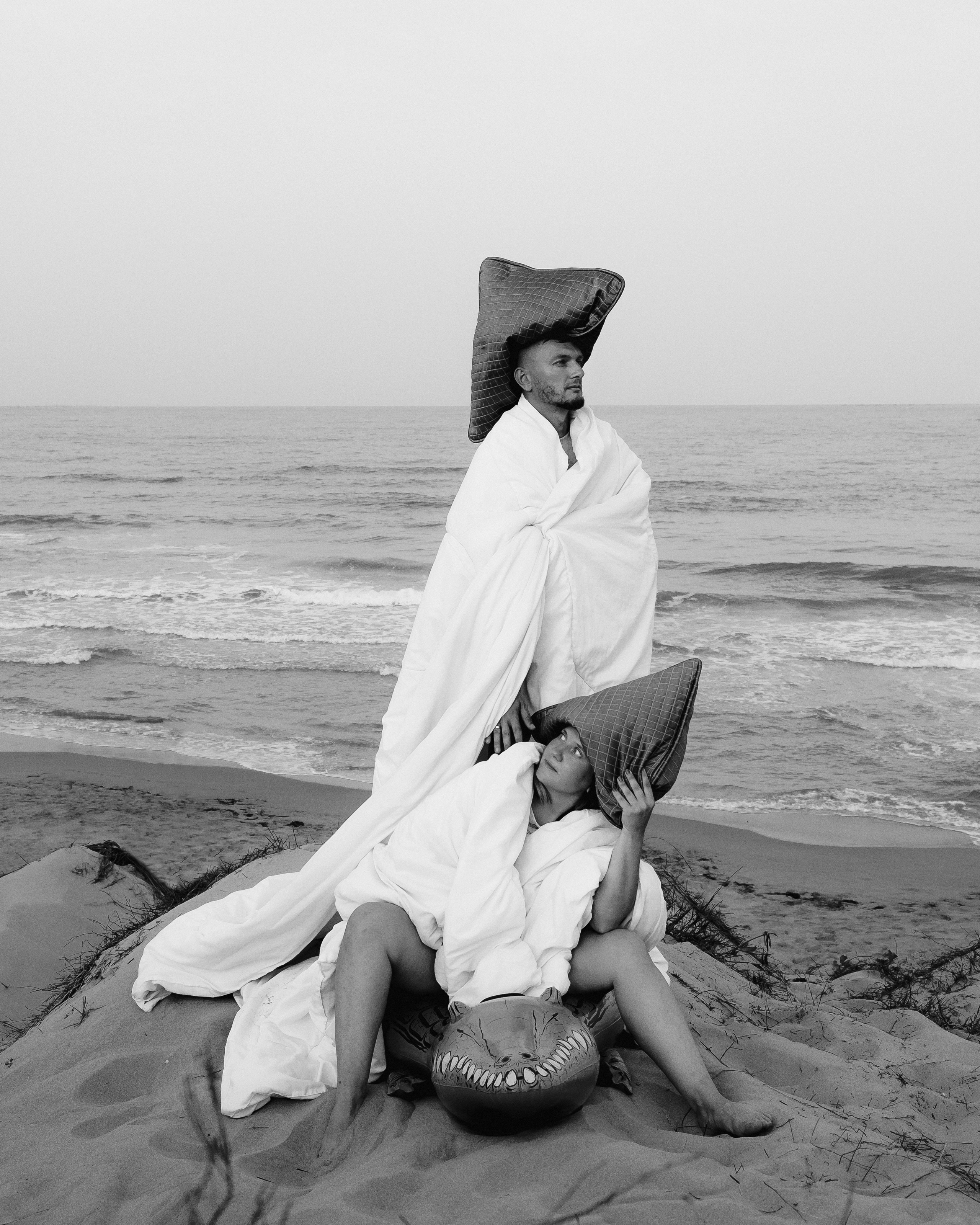 Crazy love story on the beach with an inflatable crocodile