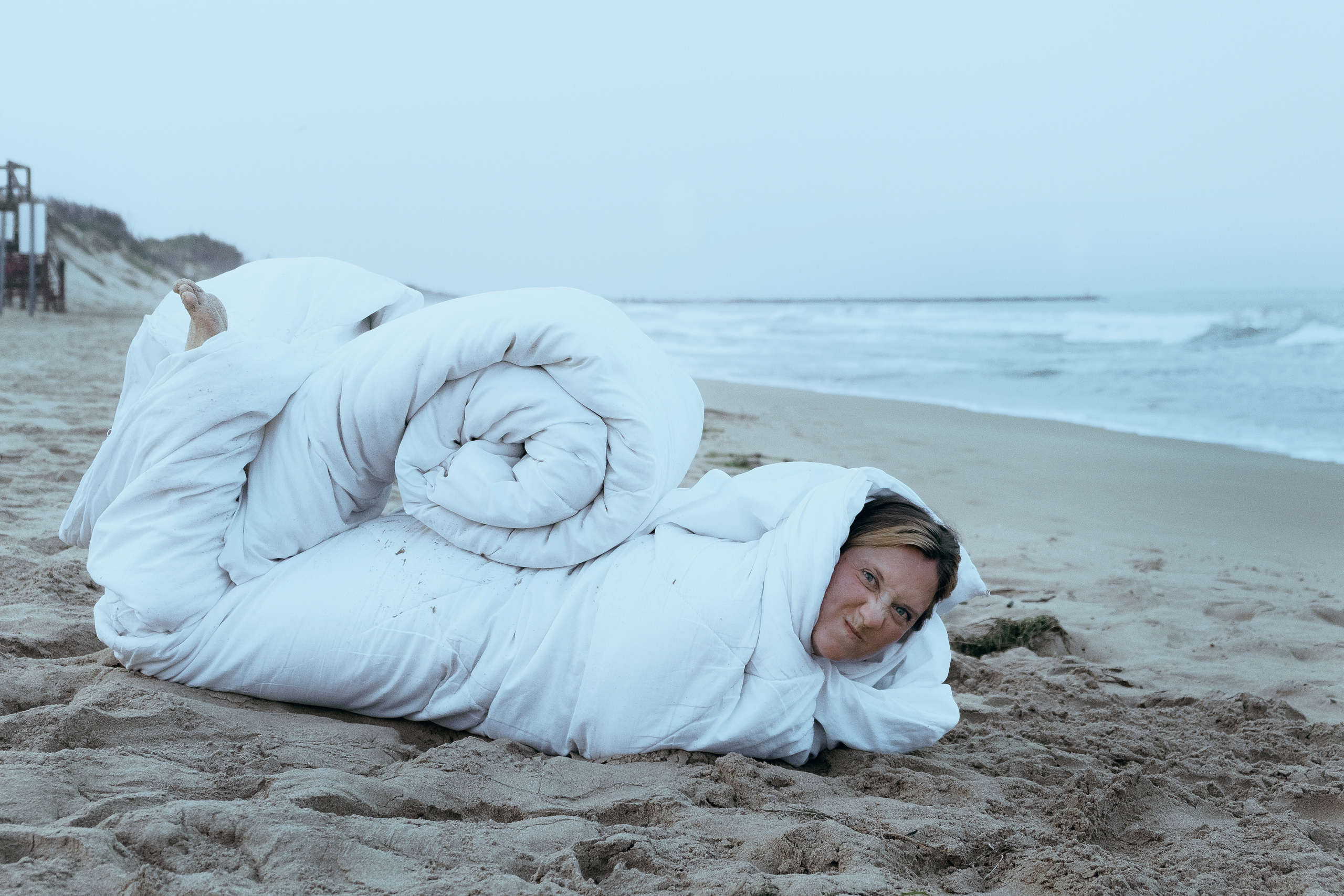Crazy love story on the beach with an inflatable crocodile