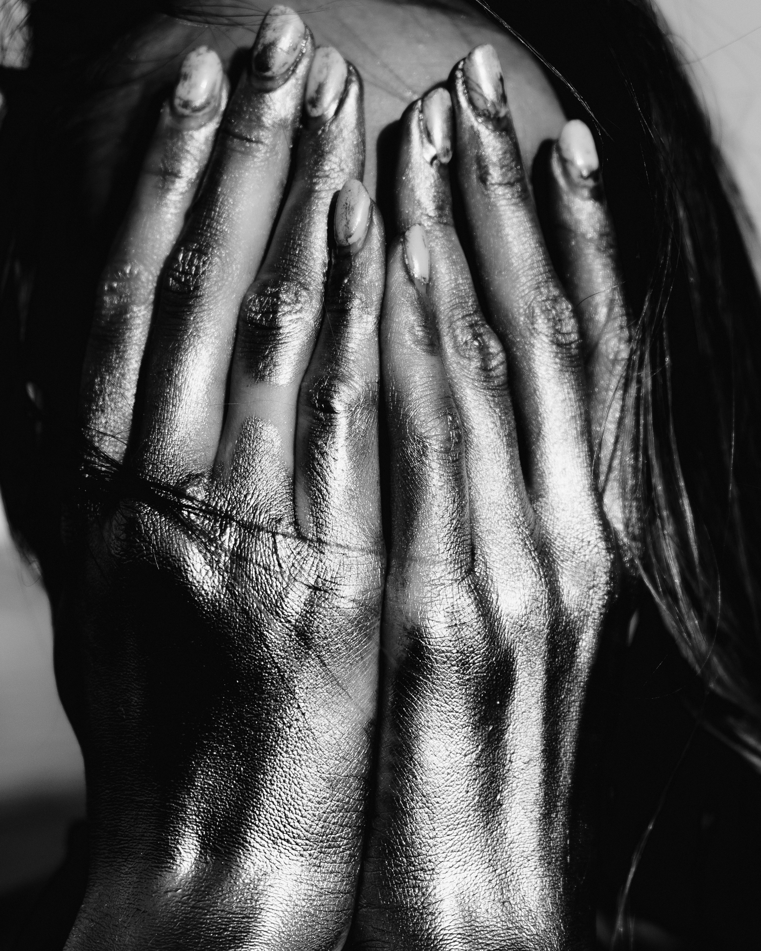 Фотосессия девушки в золотой краске на пляже