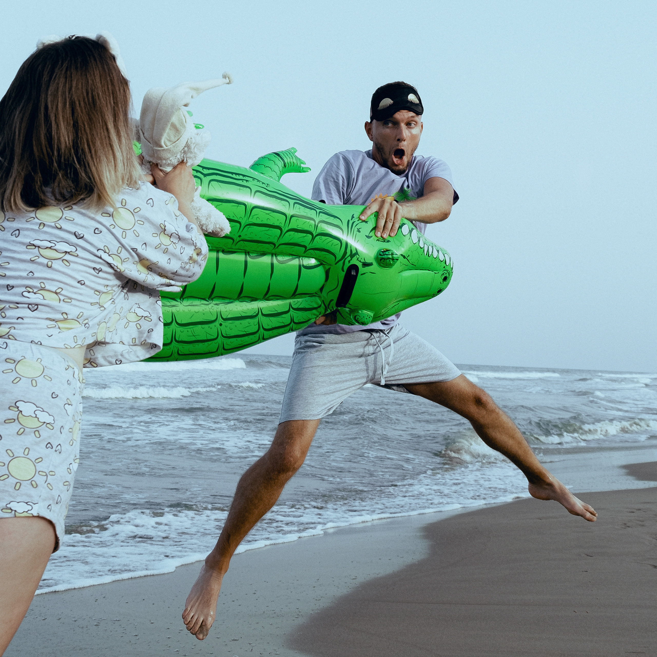 Crazy love story on the beach with an inflatable crocodile