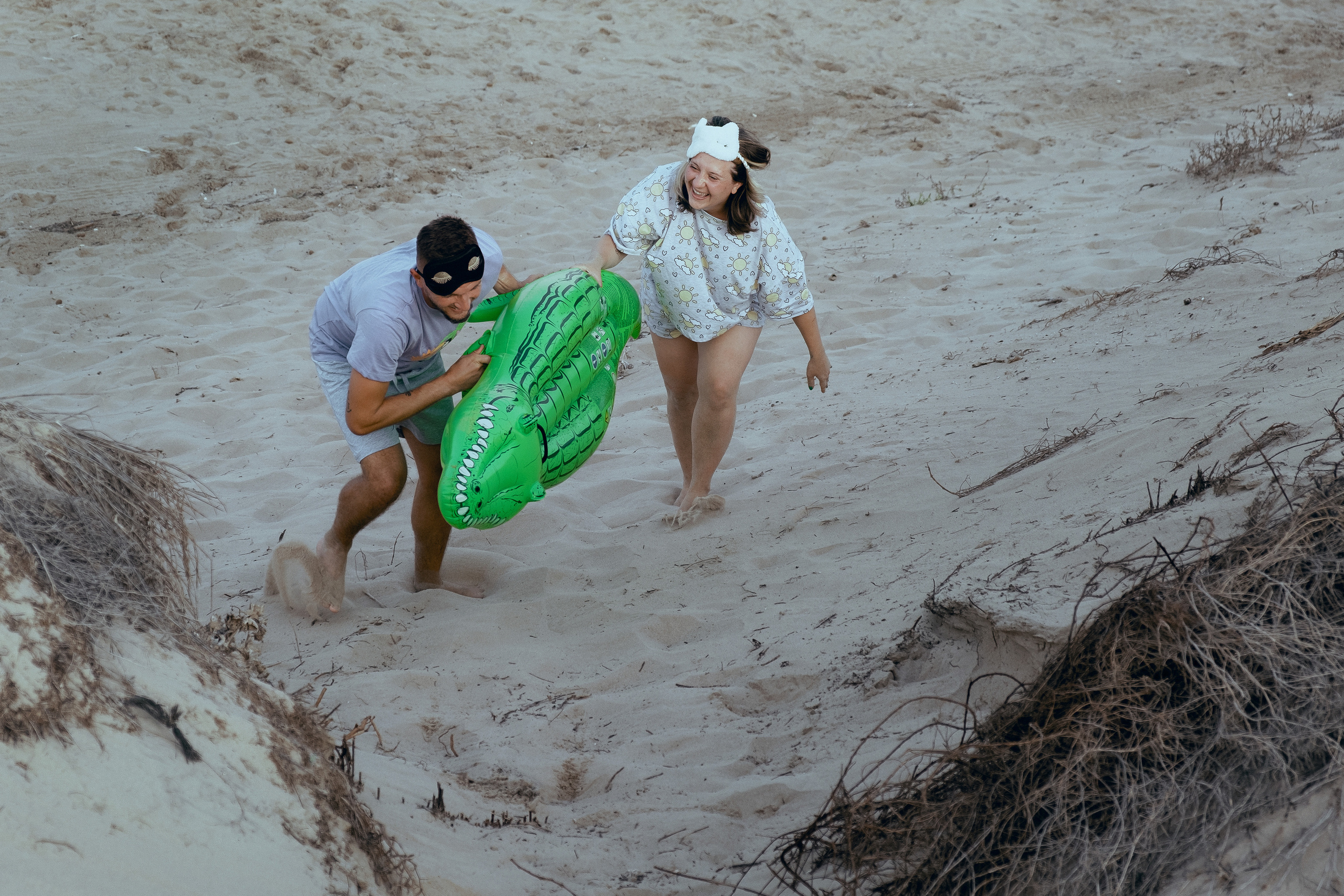 Crazy love story on the beach with an inflatable crocodile