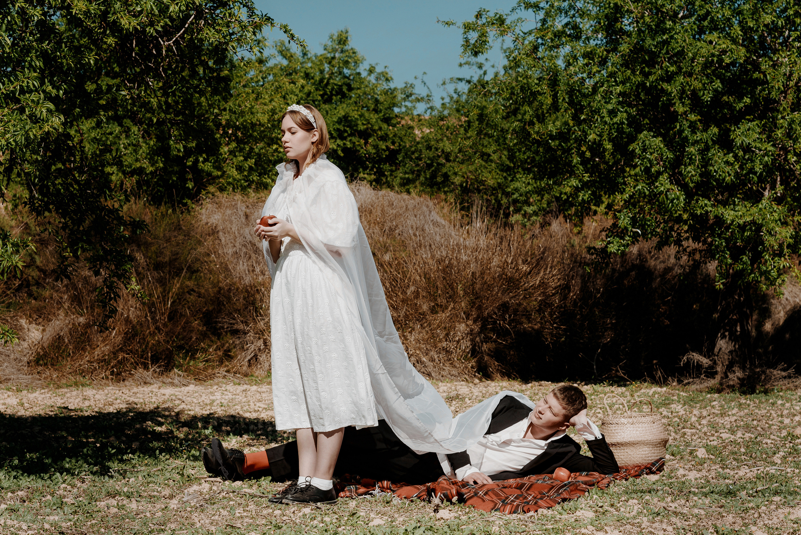 Креативная стилизованная фотосессия лав стори в испанской деревне