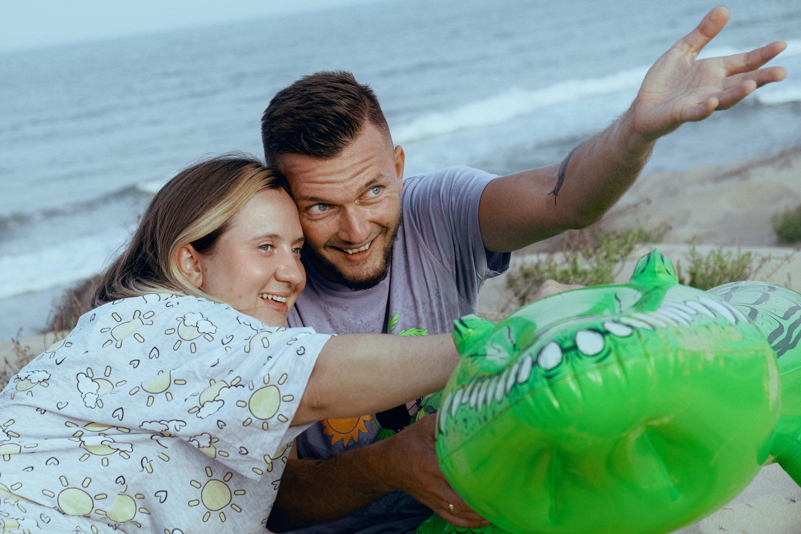 Crazy love story on the beach with an inflatable crocodile