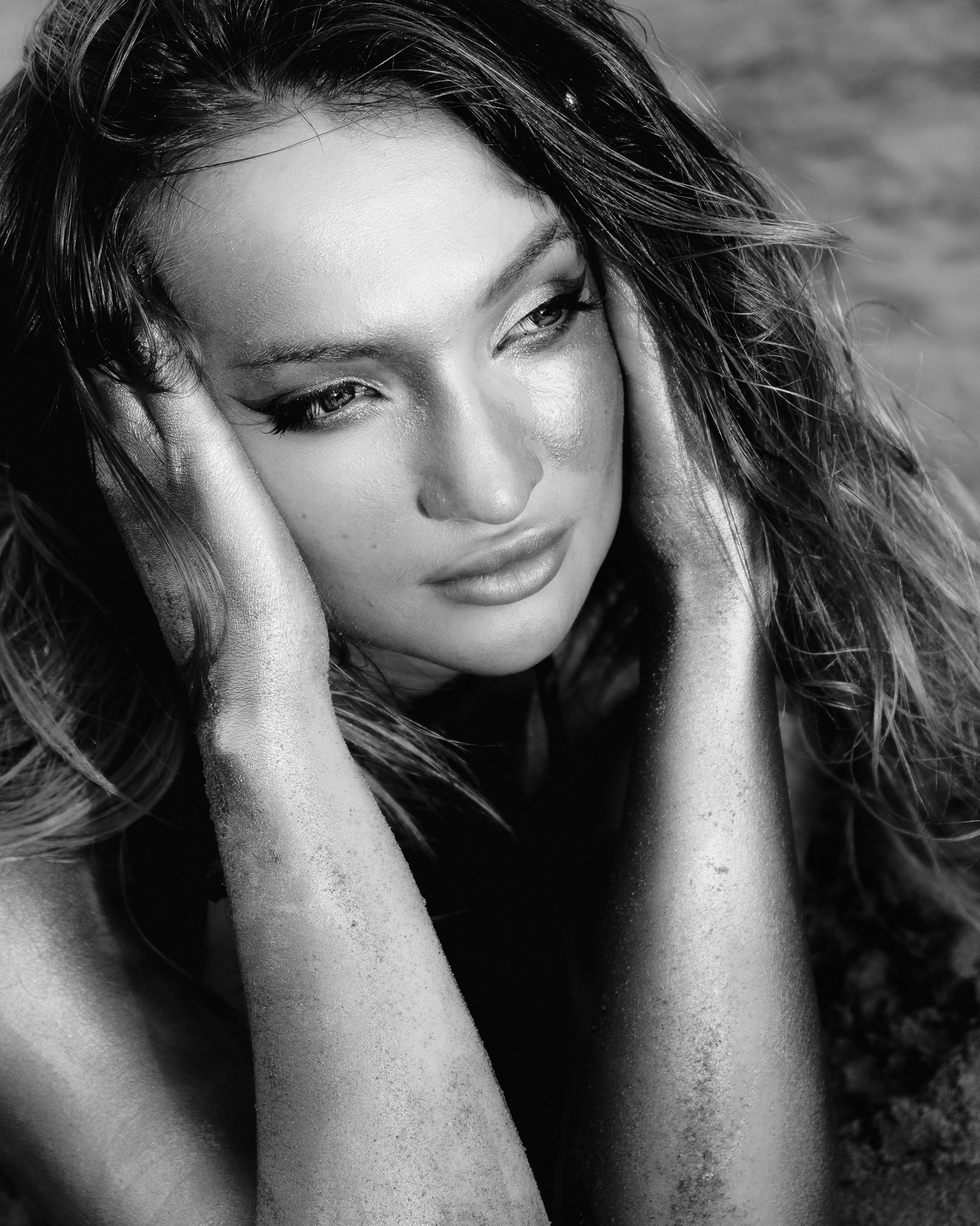 Фотосессия девушки в золотой краске на пляже