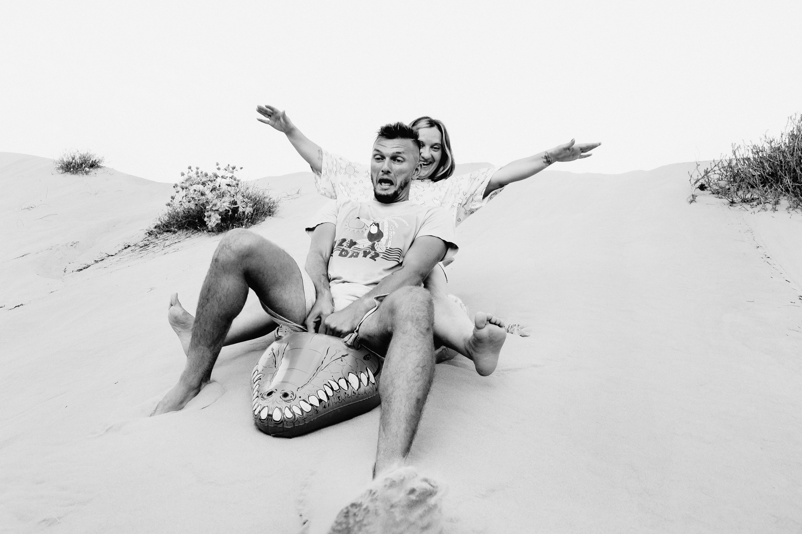 Crazy love story on the beach with an inflatable crocodile