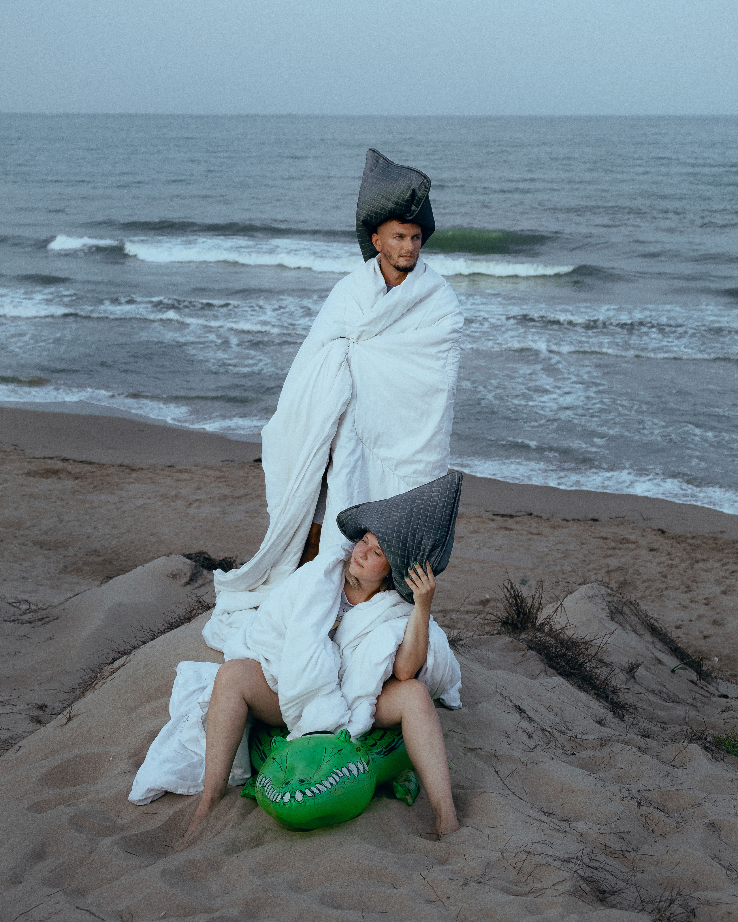 Crazy love story on the beach with an inflatable crocodile