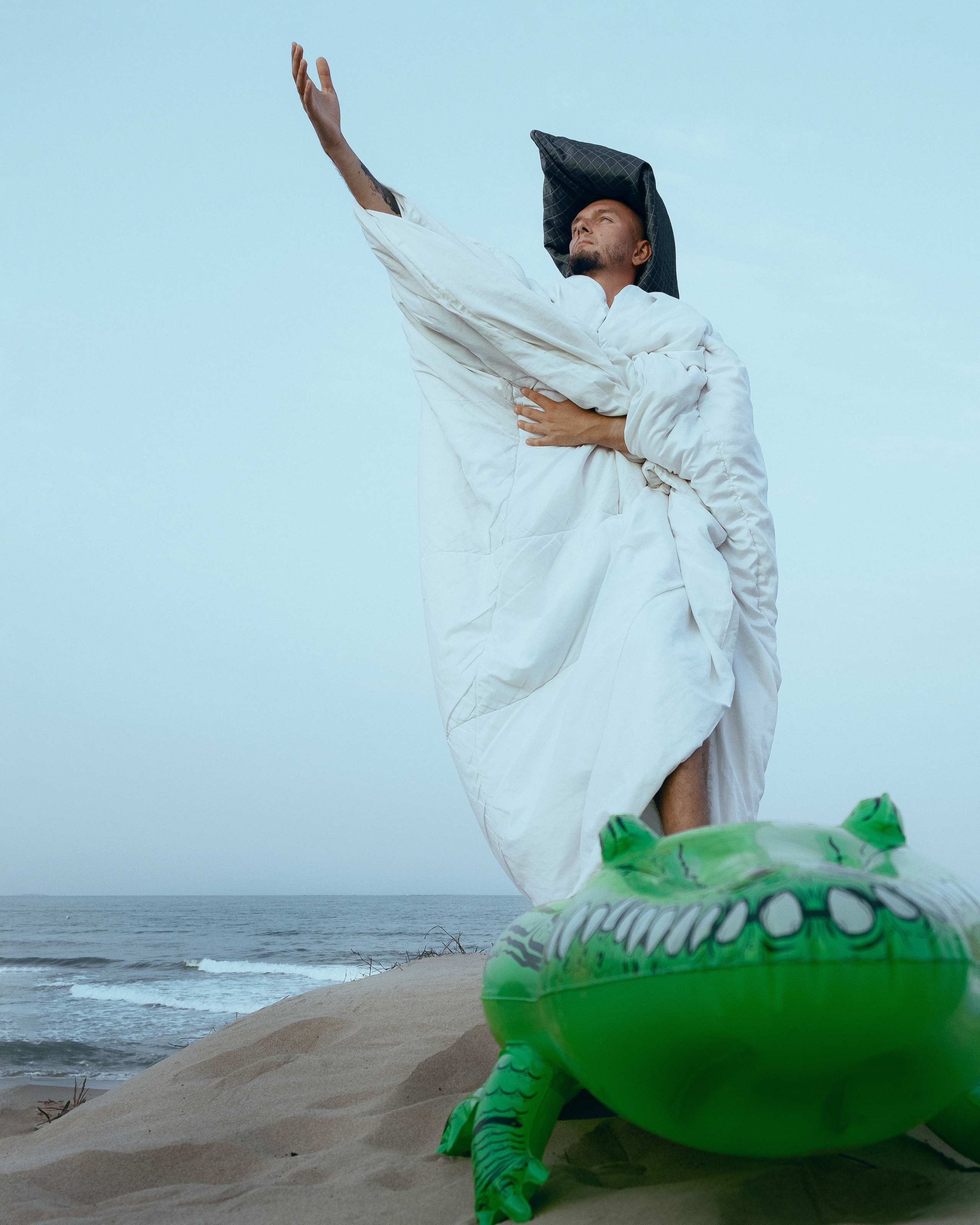 Crazy love story on the beach with an inflatable crocodile