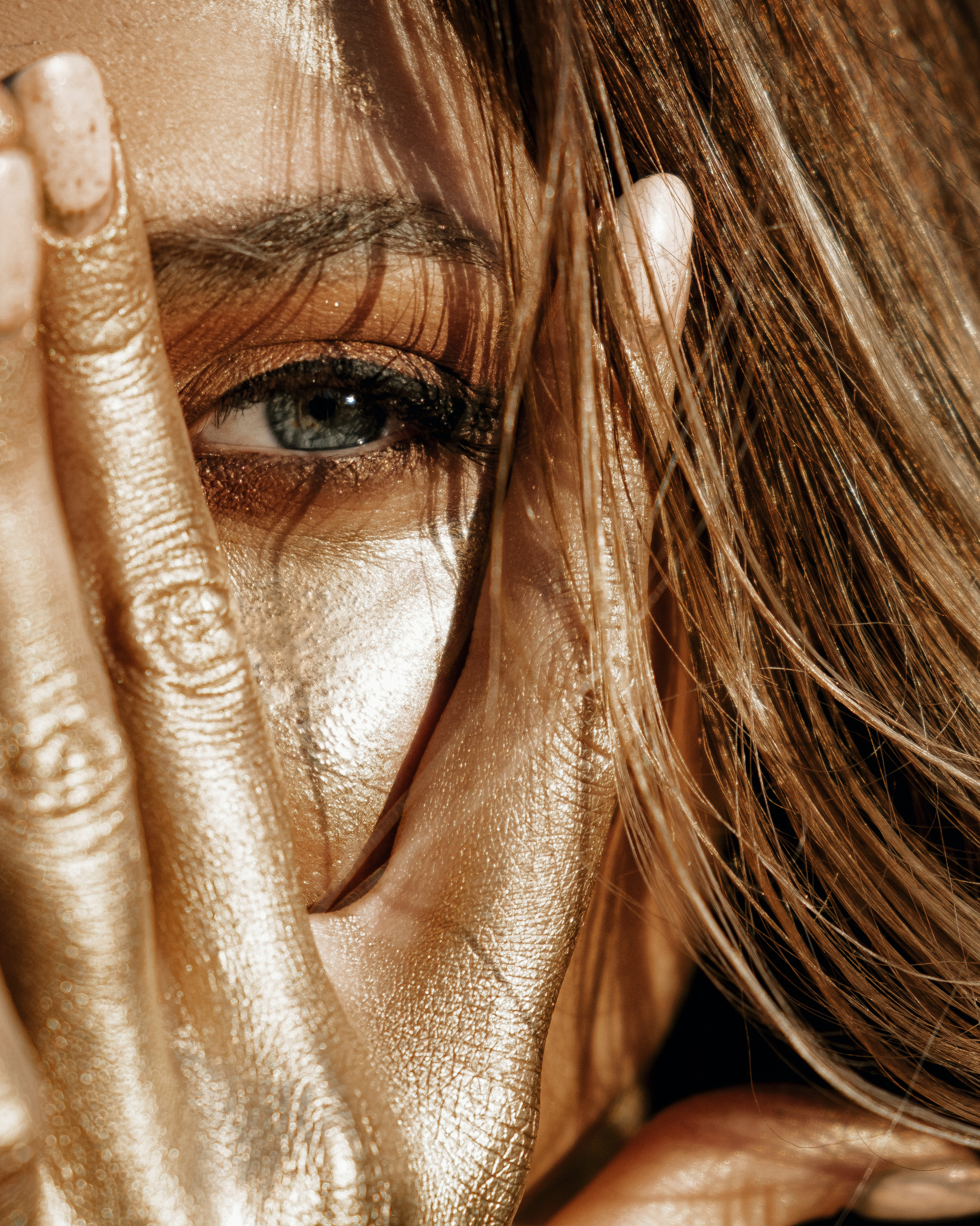 Фотосессия девушки в золотой краске на пляже